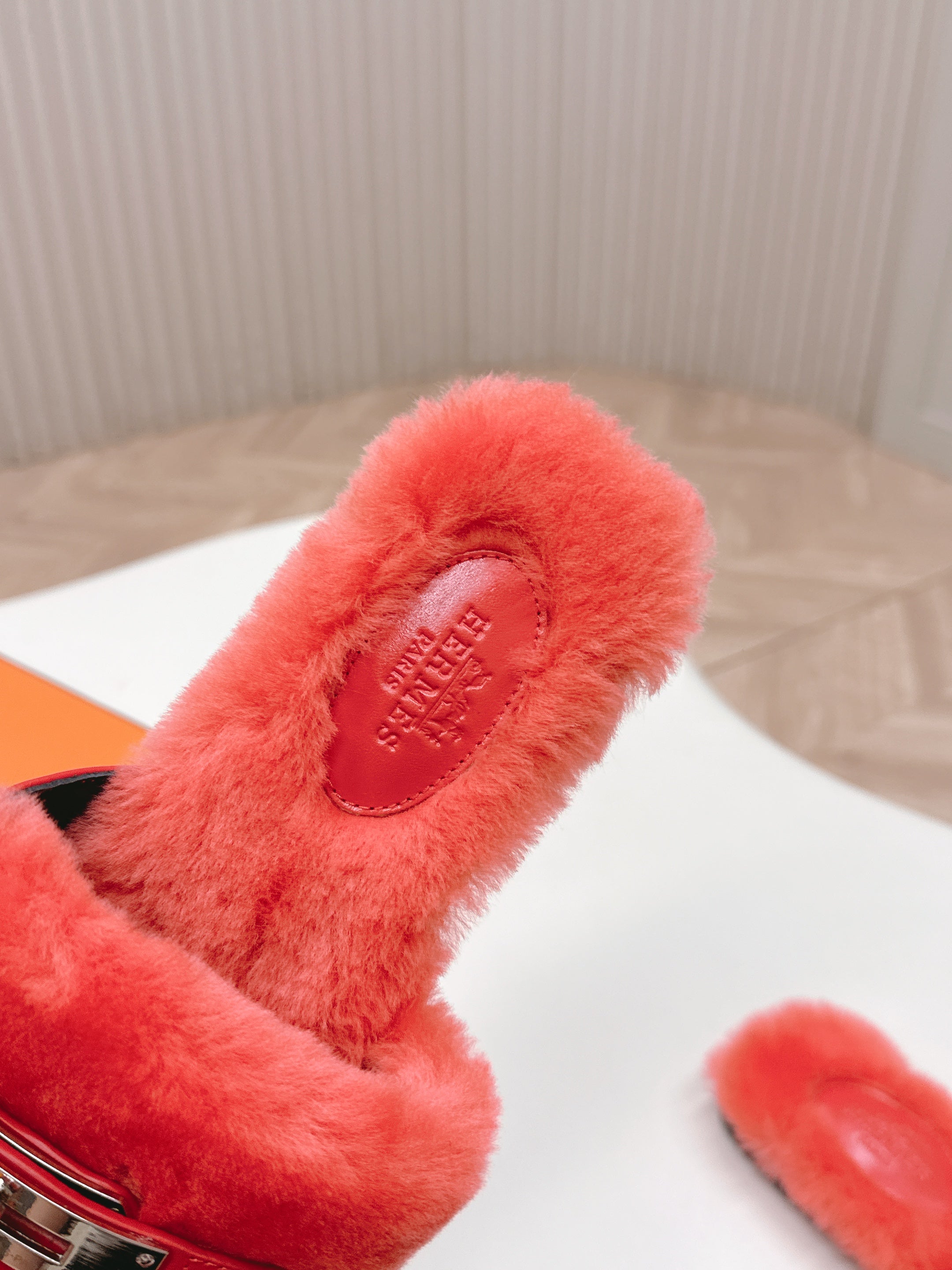 HM 25S ORAN SANDAL IN RED ORANGE SHEARLING WITH SILVER HARDWARE、mysite、Cacoeks