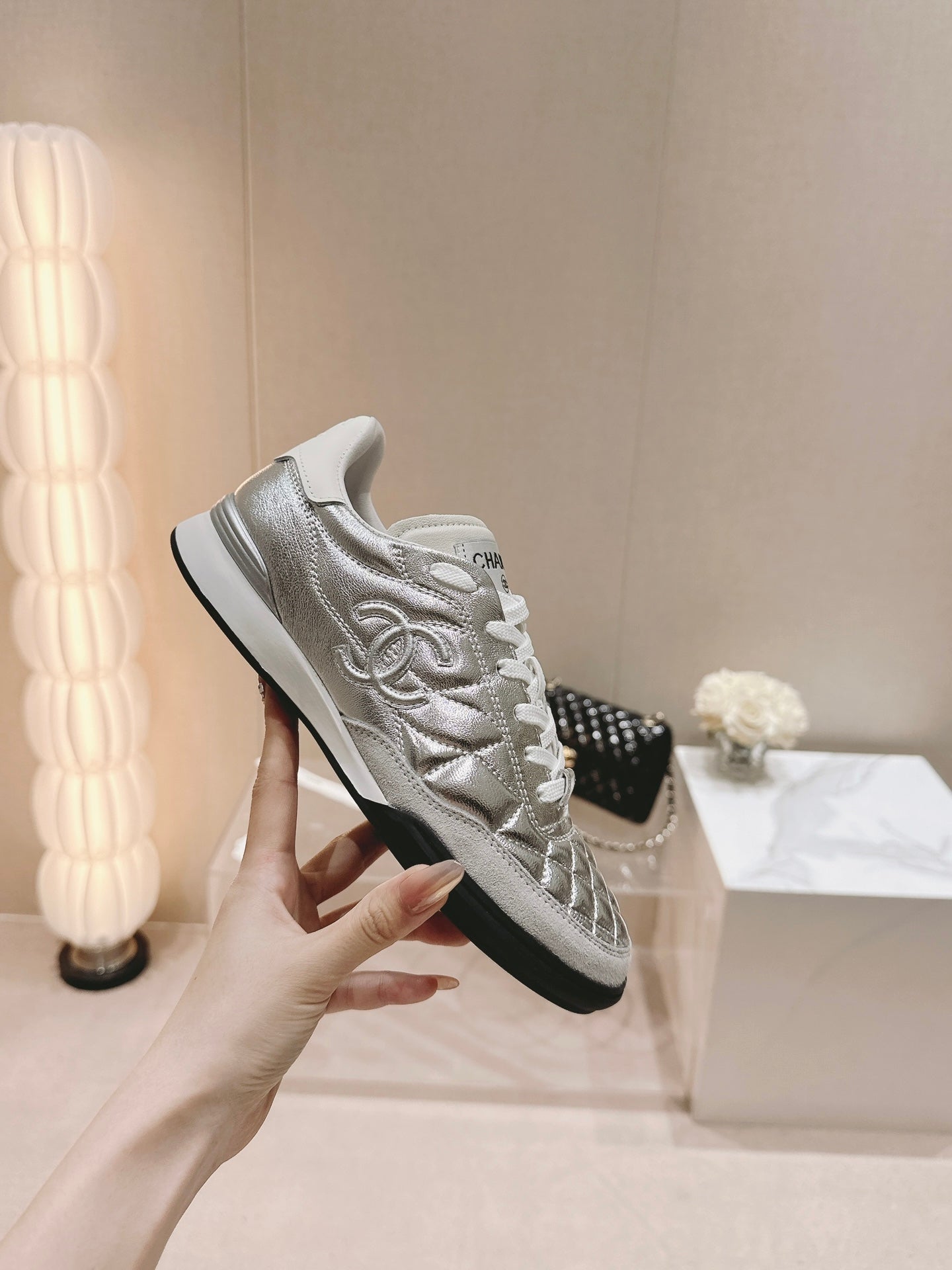 SNEAKERS IN GLOSSY SILVER LAMBSKIN、mysite、Cacoeks