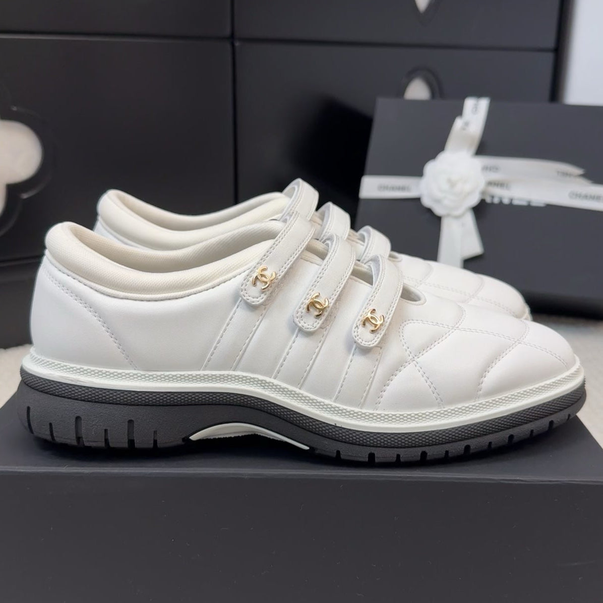 SNEAKERS WITH THREE STRAPS IN WHITE CALFSKIN、mysite、Cacoeks