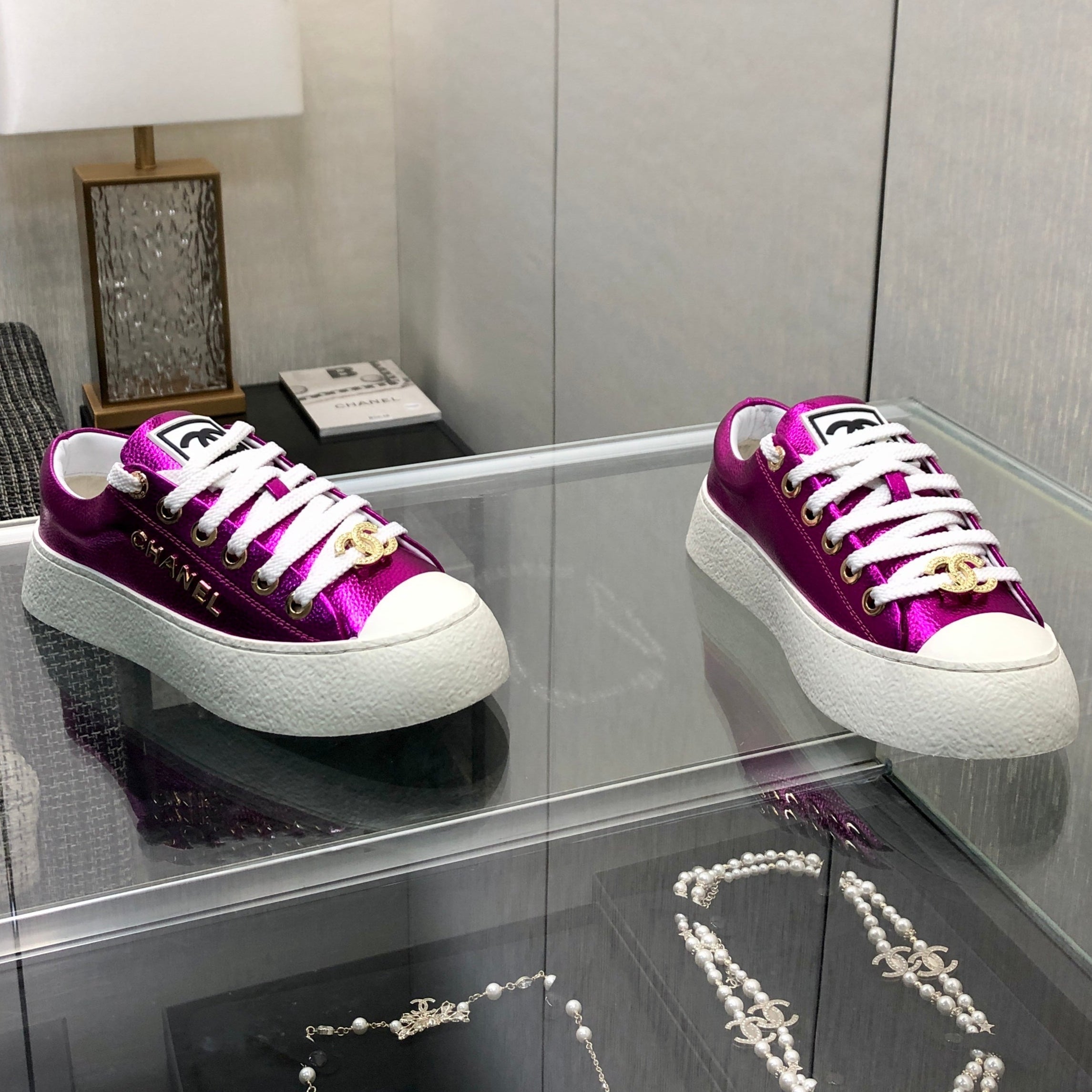 CASUAL SNEAKER IN MAGENTA PURPLE METALLIC LAMBSKIN WITH GOLD LOGO、mysite、Cacoeks
