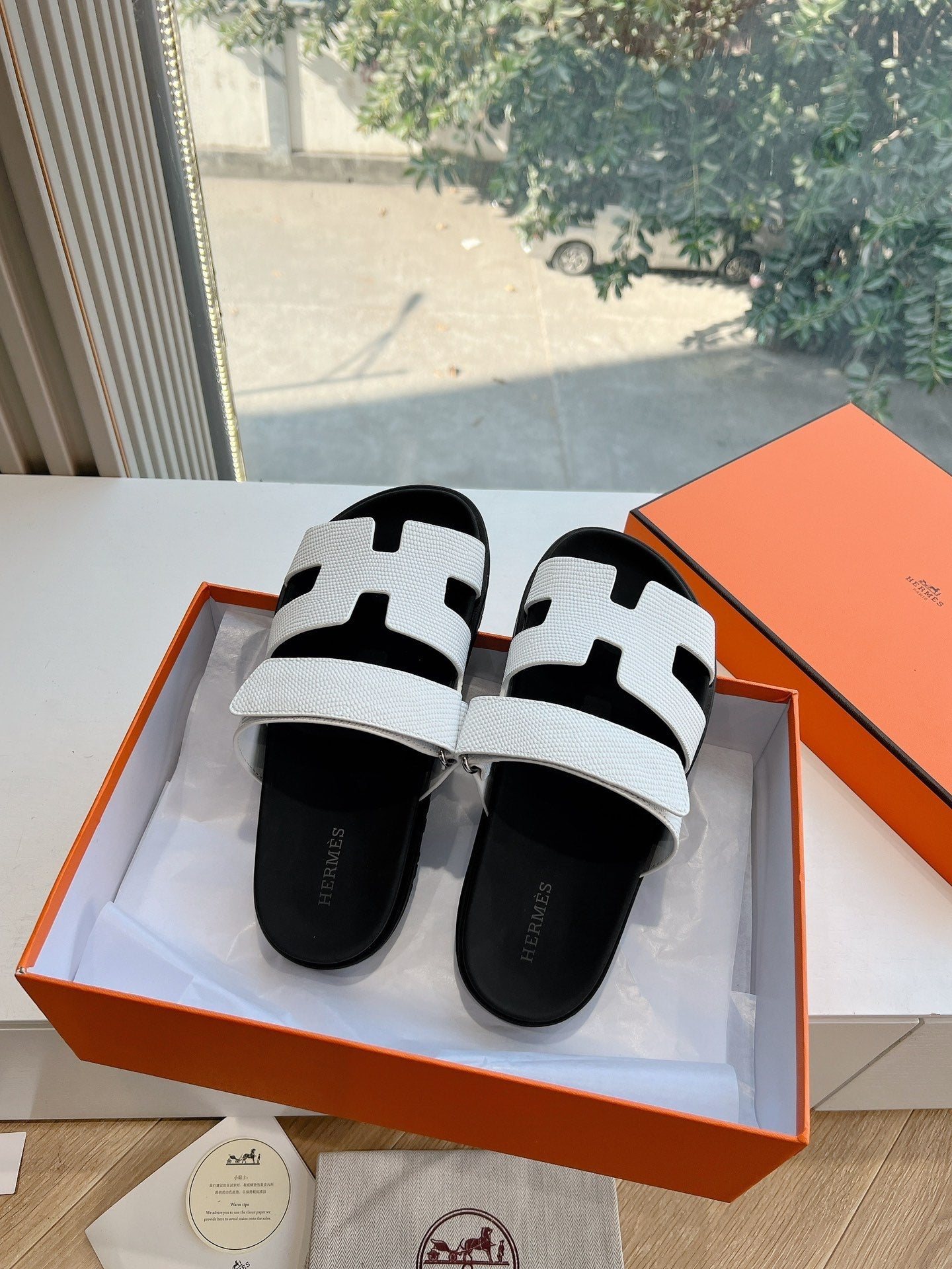 CHYPRE SANDAL IN WHITE SHINY GRAINED CALFSKIN、mysite、Cacoeks