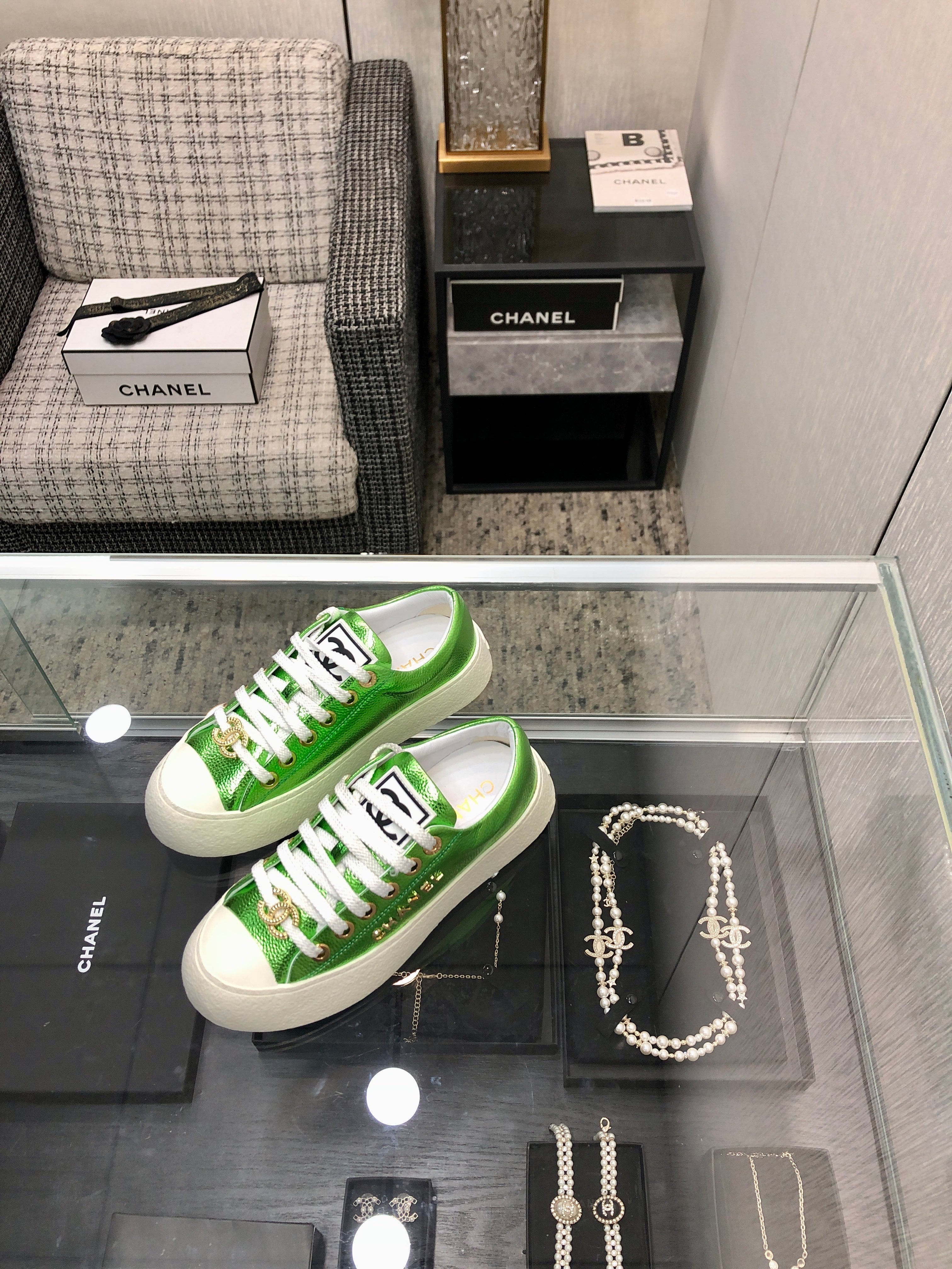 CASUAL SNEAKER IN EMERALD GREEN METALLIC LAMBSKIN WITH GOLD LOGO、mysite、Cacoeks