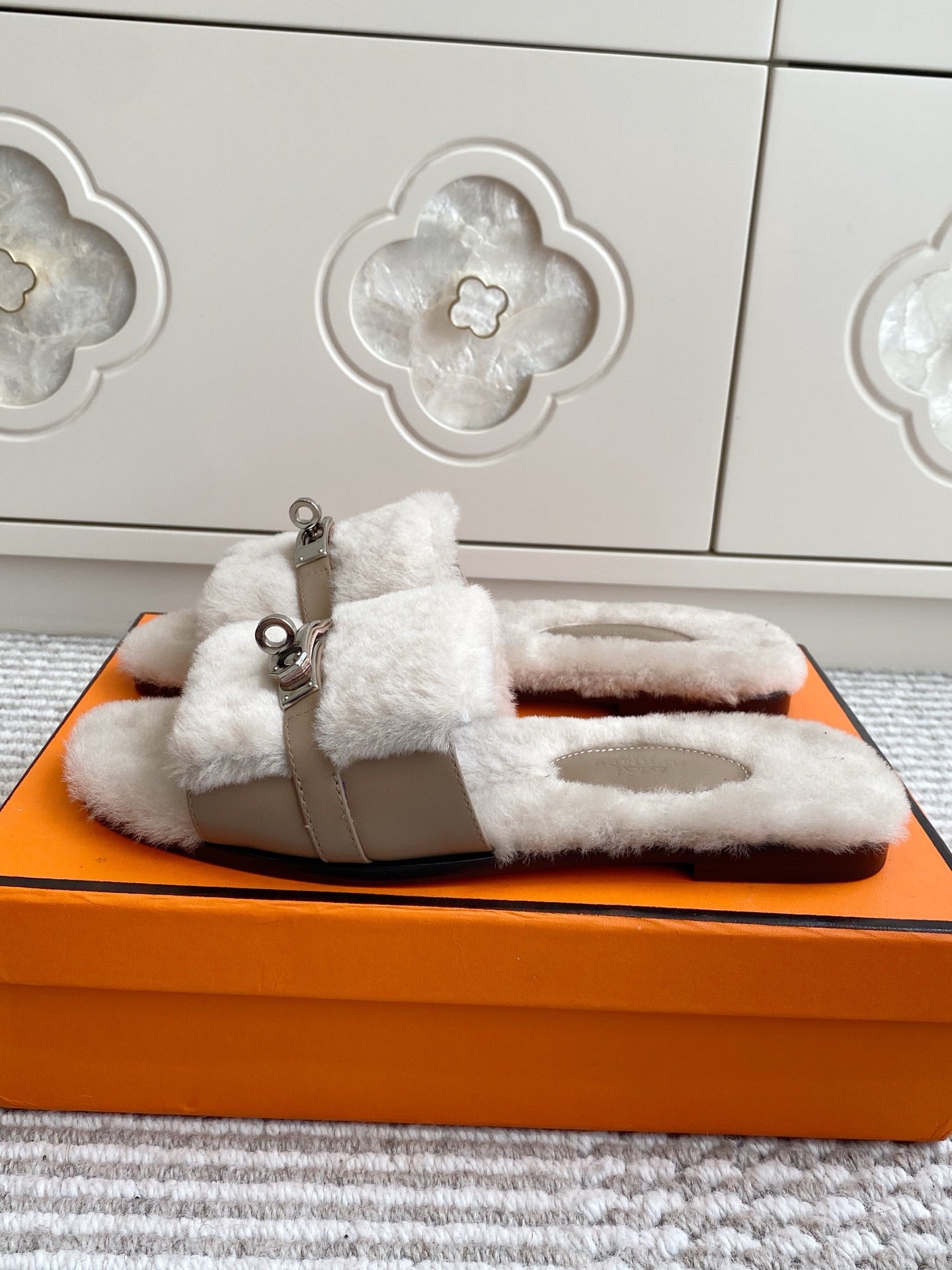 HM 25S GIULIA SANDAL IN PALE BEIGE GRAY SHEARLING WITH SILVER HARDWARE、mysite、Cacoeks