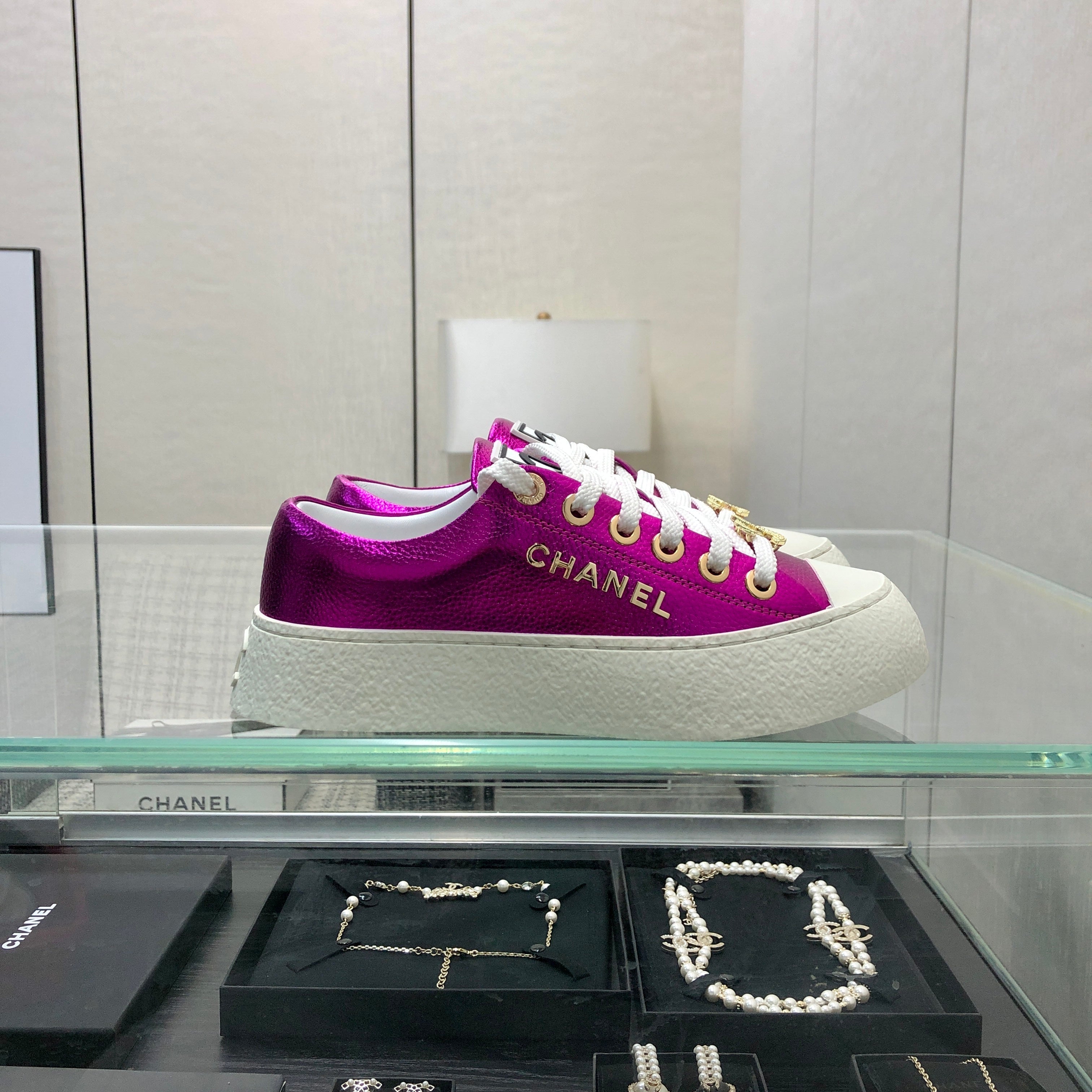 CASUAL SNEAKER IN MAGENTA PURPLE METALLIC LAMBSKIN WITH GOLD LOGO、mysite、Cacoeks
