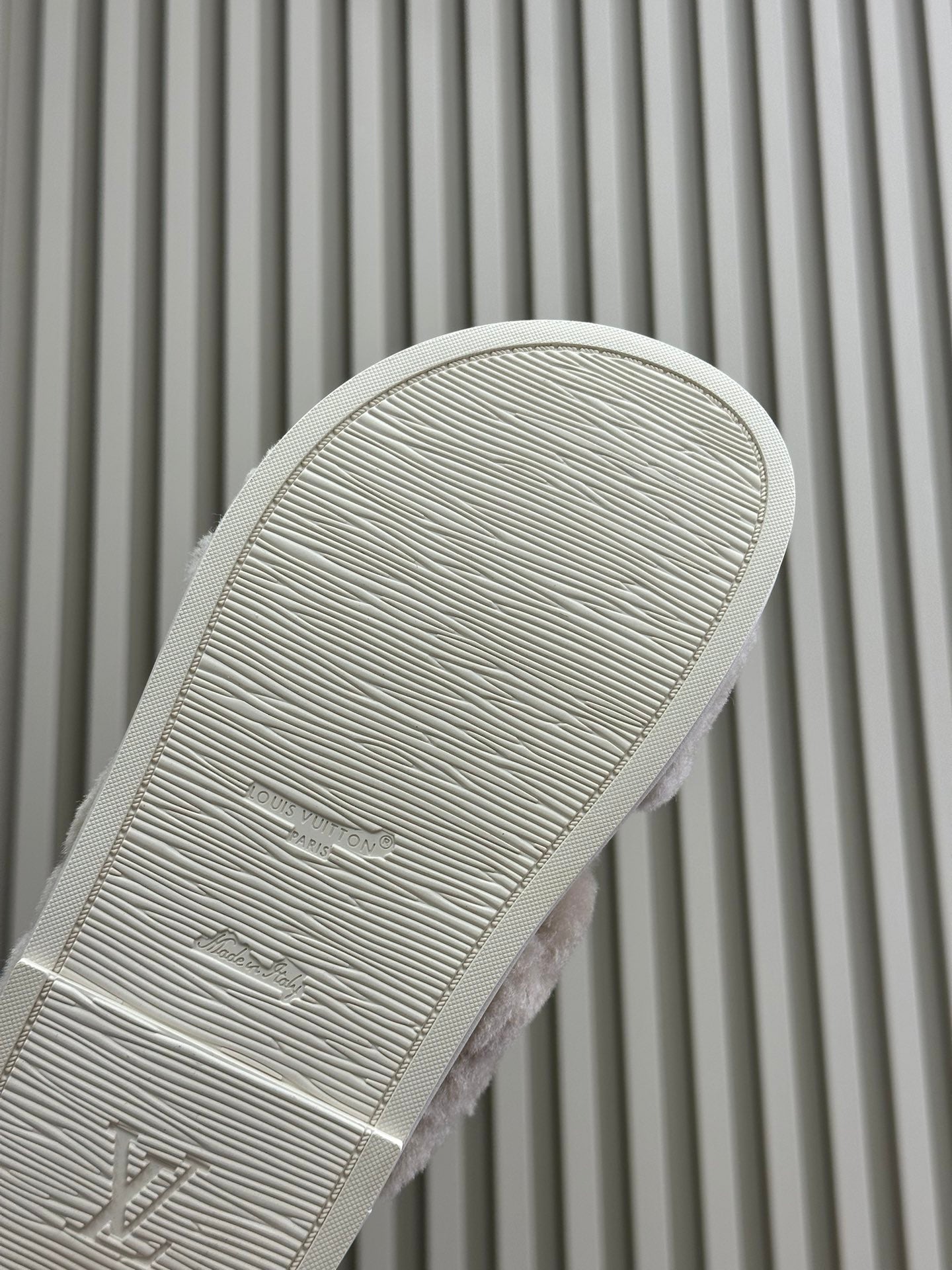 LV WOMEN'S SUNSET COMFORT FLAT MULE IN BEIGE FLEECE、mysite、Cacoeks