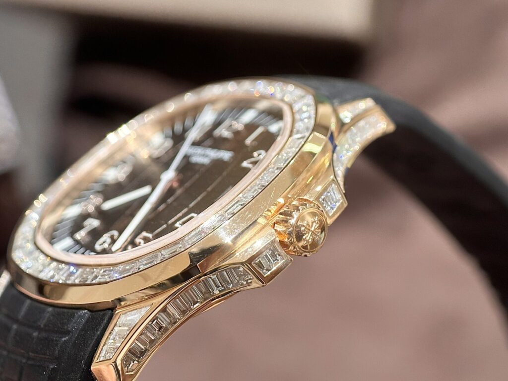 Đồng Hồ Patek Philippe Aquanaut 5167R Vàng Khối 18K Kim Cương Tự Nhiên 40mm (2)