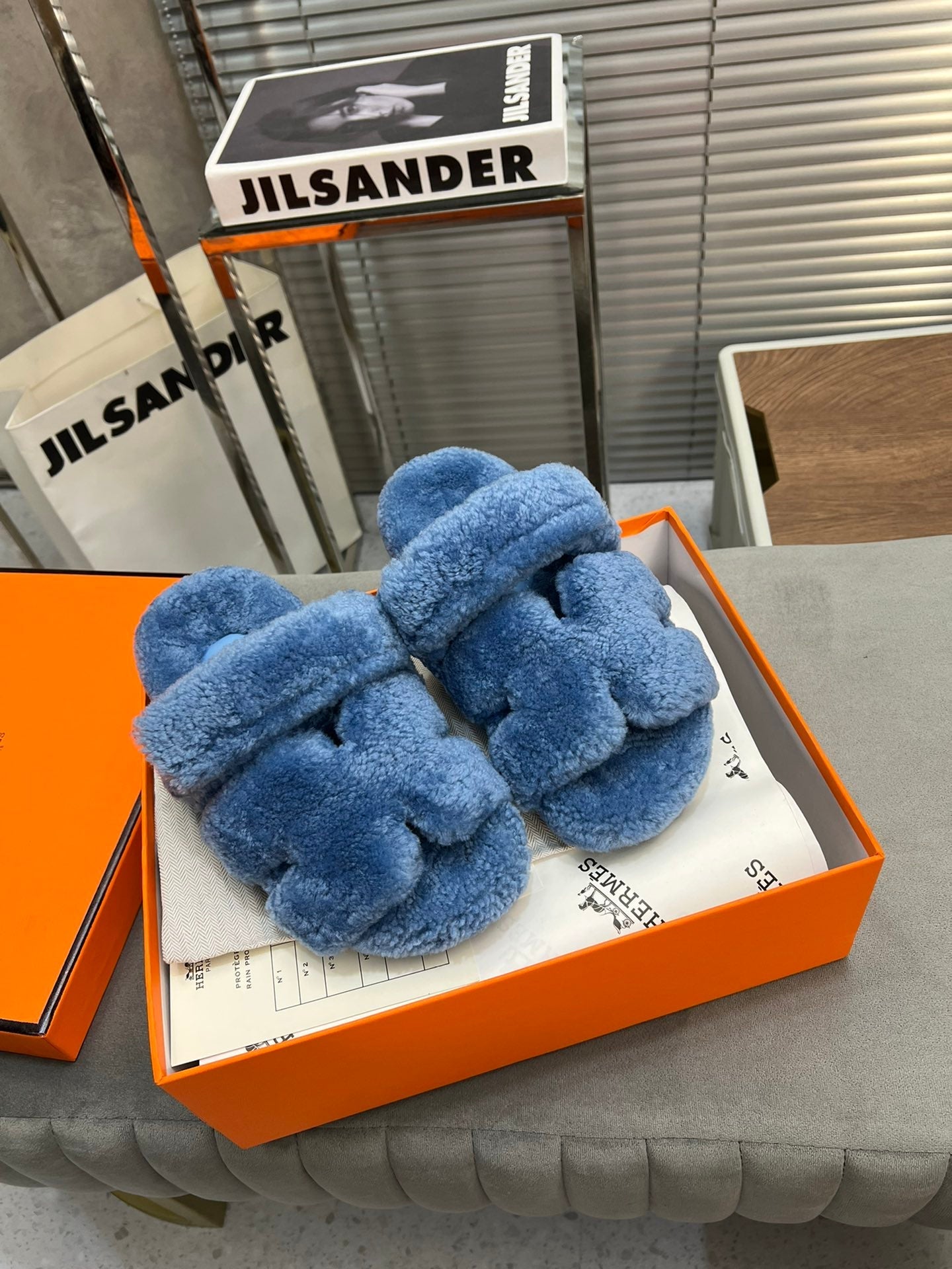 CHYPRE SLIPPERS IN AZURE BLUE LAMB WOOL、mysite、Cacoeks
