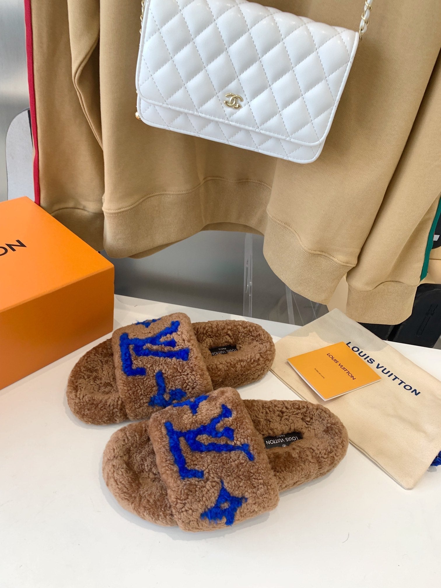 LV WOMEN'S PASEO FLAT SLIPPER IN BROWN FLEECE WITH BLUE LOGO、mysite、Cacoeks
