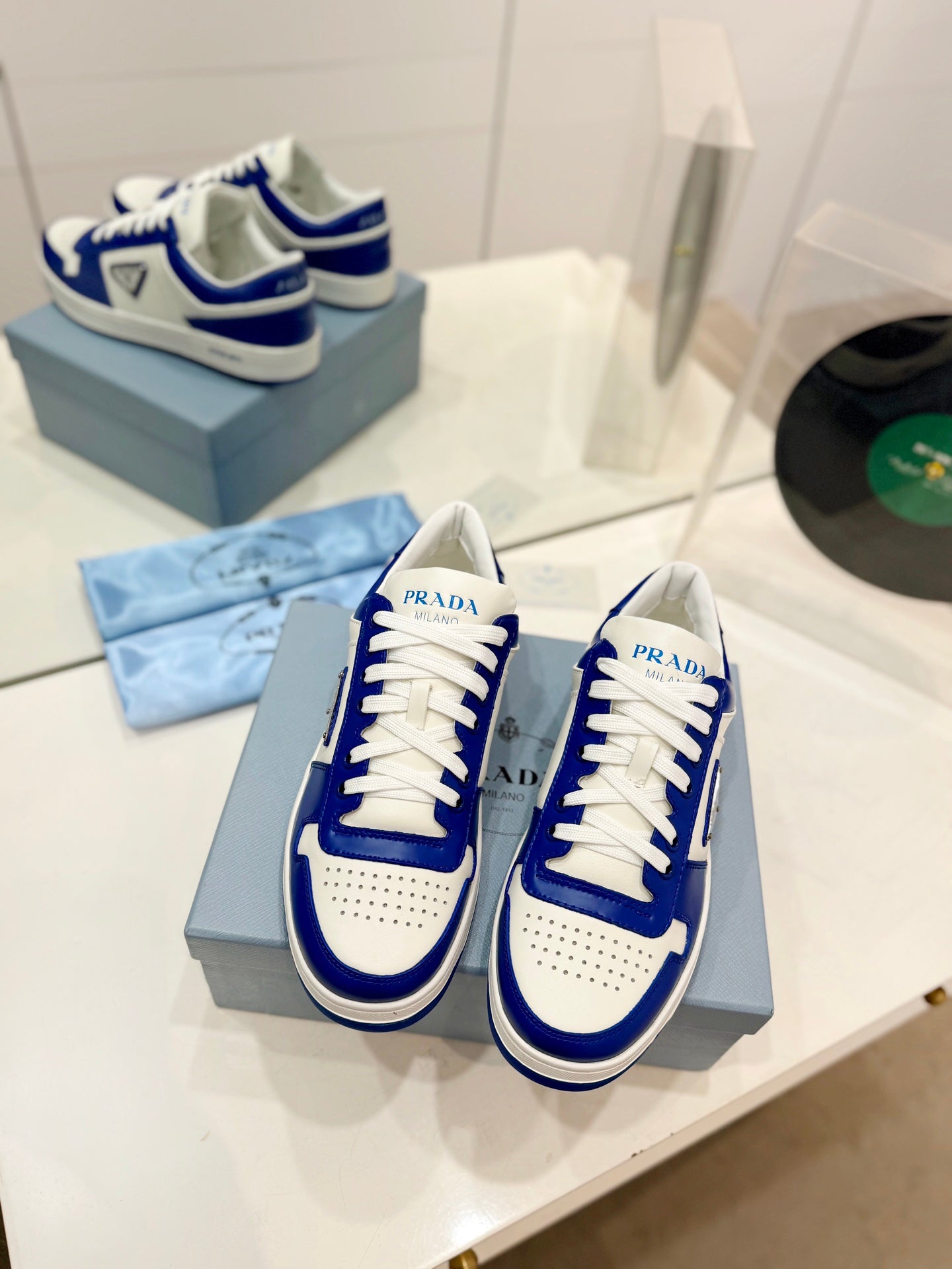 PRA DOWNTOWN PERFORATED SNEAKERS WHITE AND COBALT CALFSKIN、mysite、Cacoeks