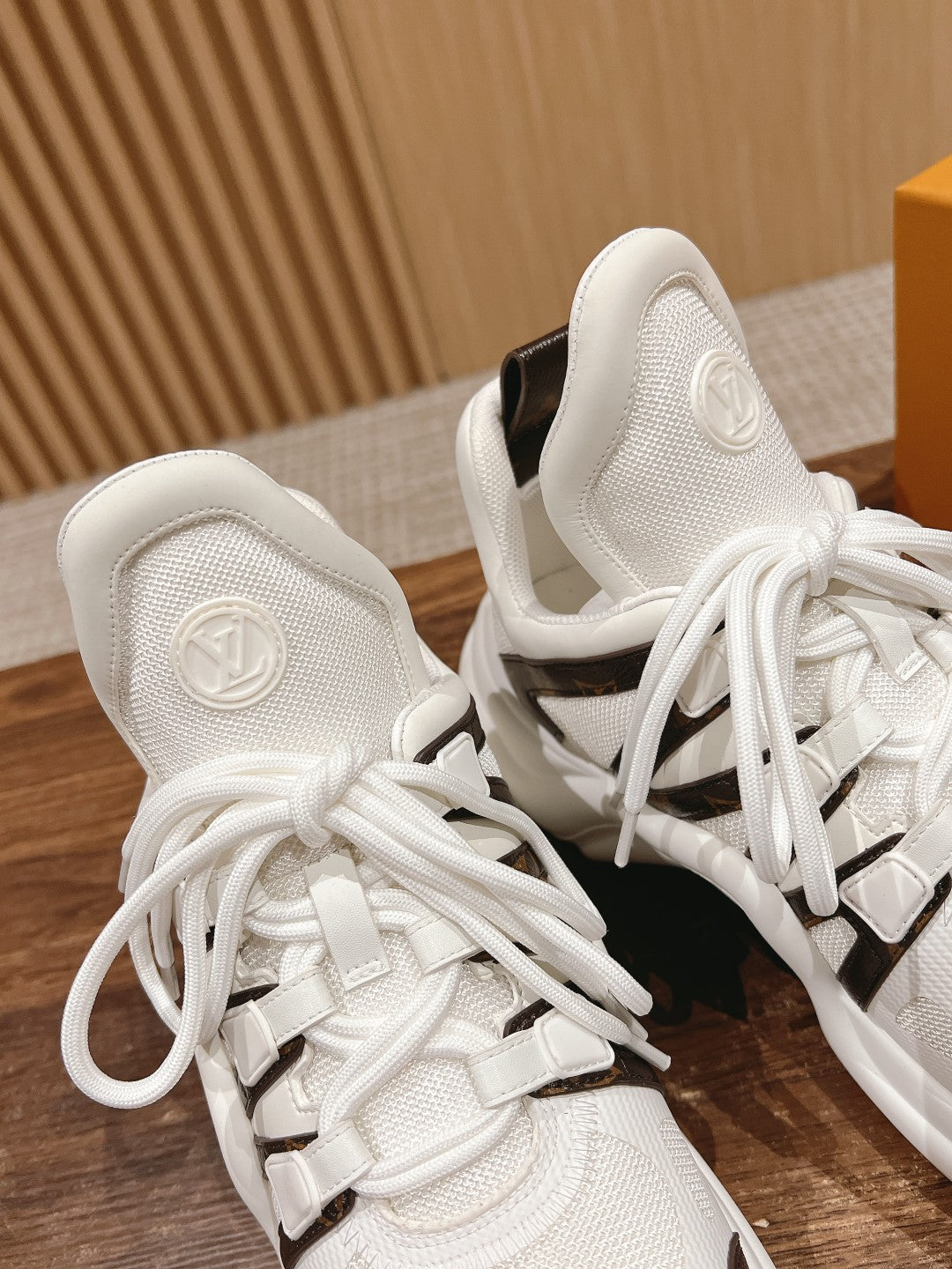 LV ARCHLIGHT SNEAKER IN WHITE CANVAS AND CHOCOLATE BROWN MONOGRAM CALFSKIN、mysite、Cacoeks