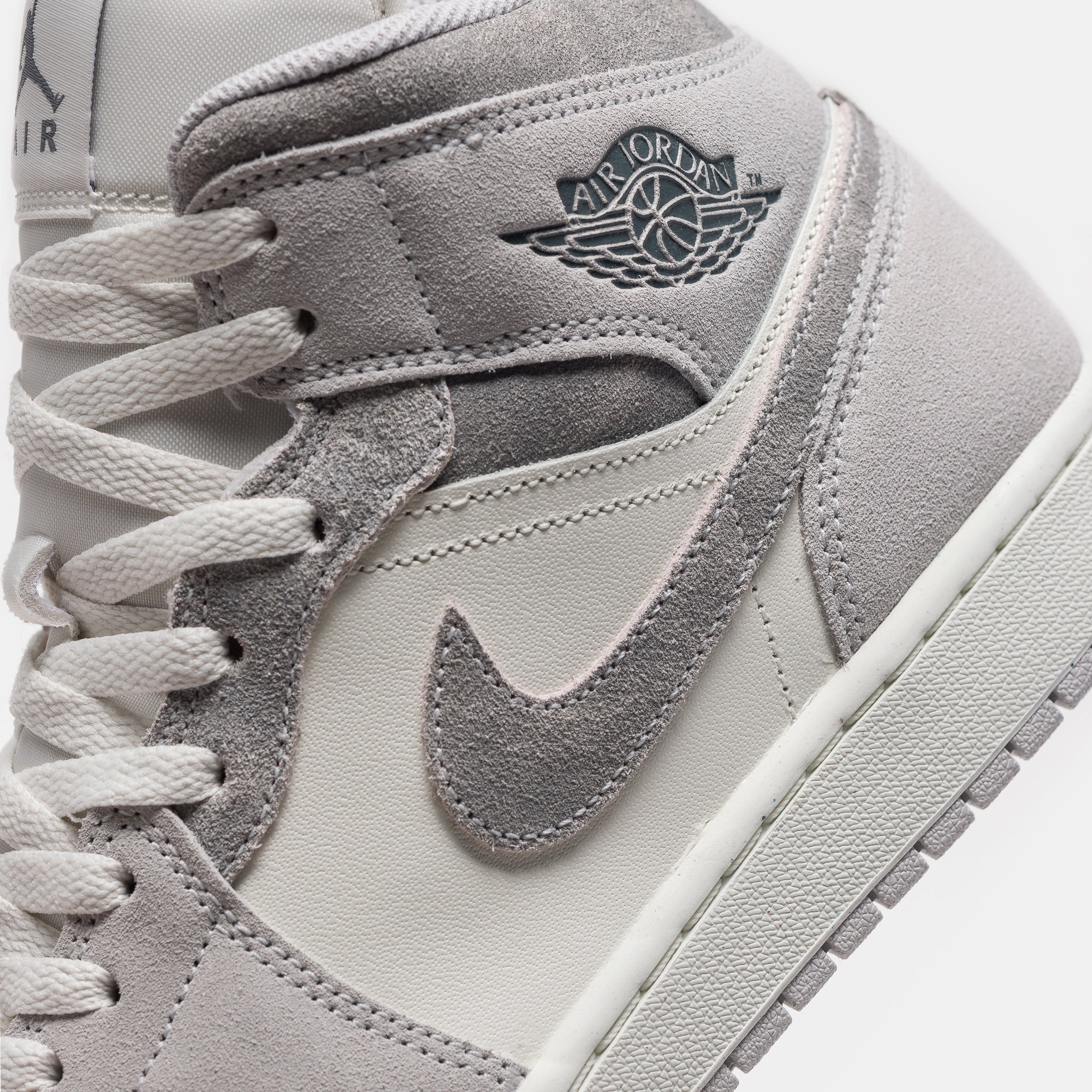 Air Jordan 1 Mid SE Sneaker in Neutral Grey/Smoke Grey/Sail