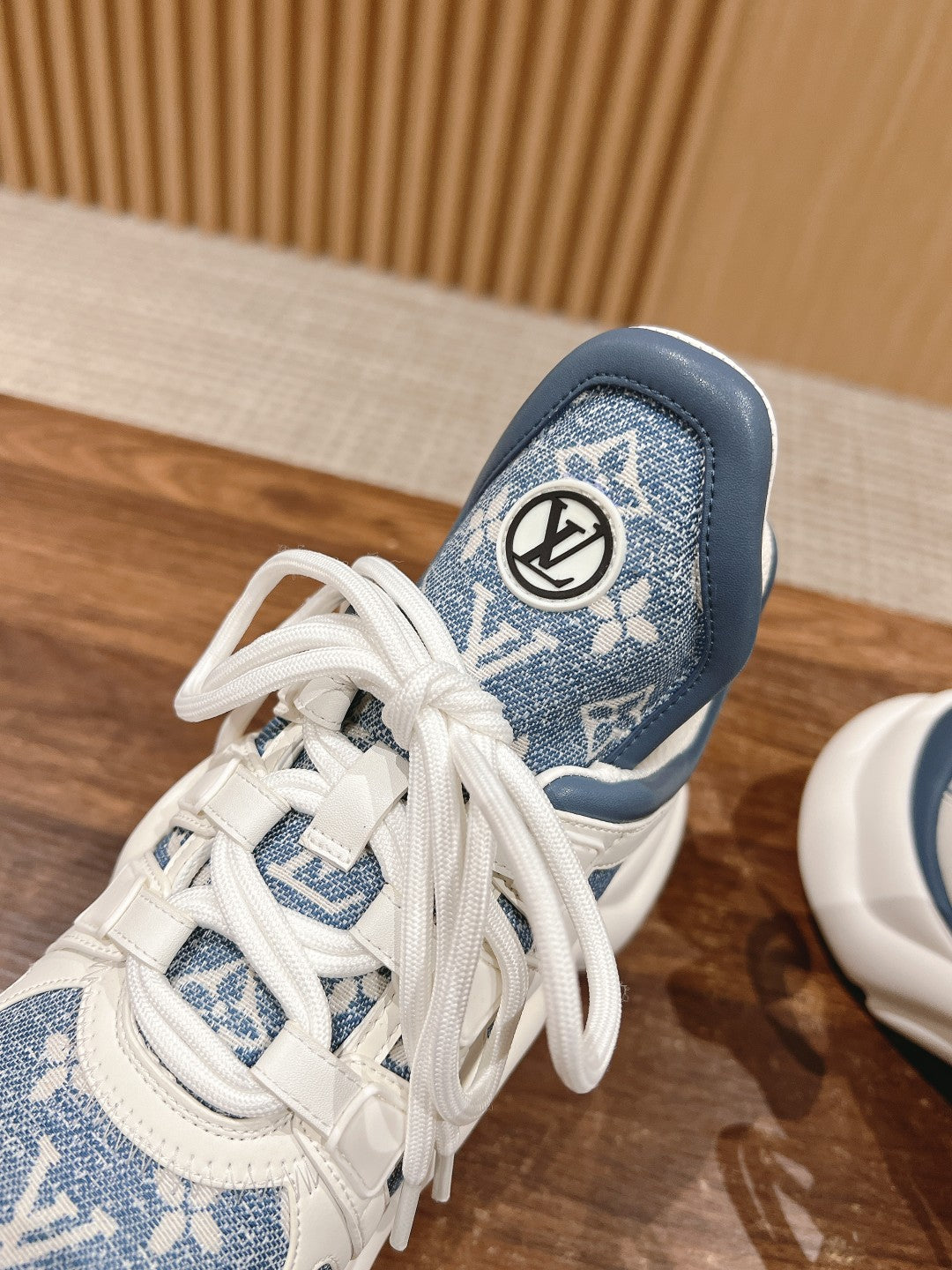 LV ARCHLIGHT SNEAKER IN WHITE MIX AEGEAN BLUE CALFSKIN AND MONOGRAM DENIM、mysite、Cacoeks