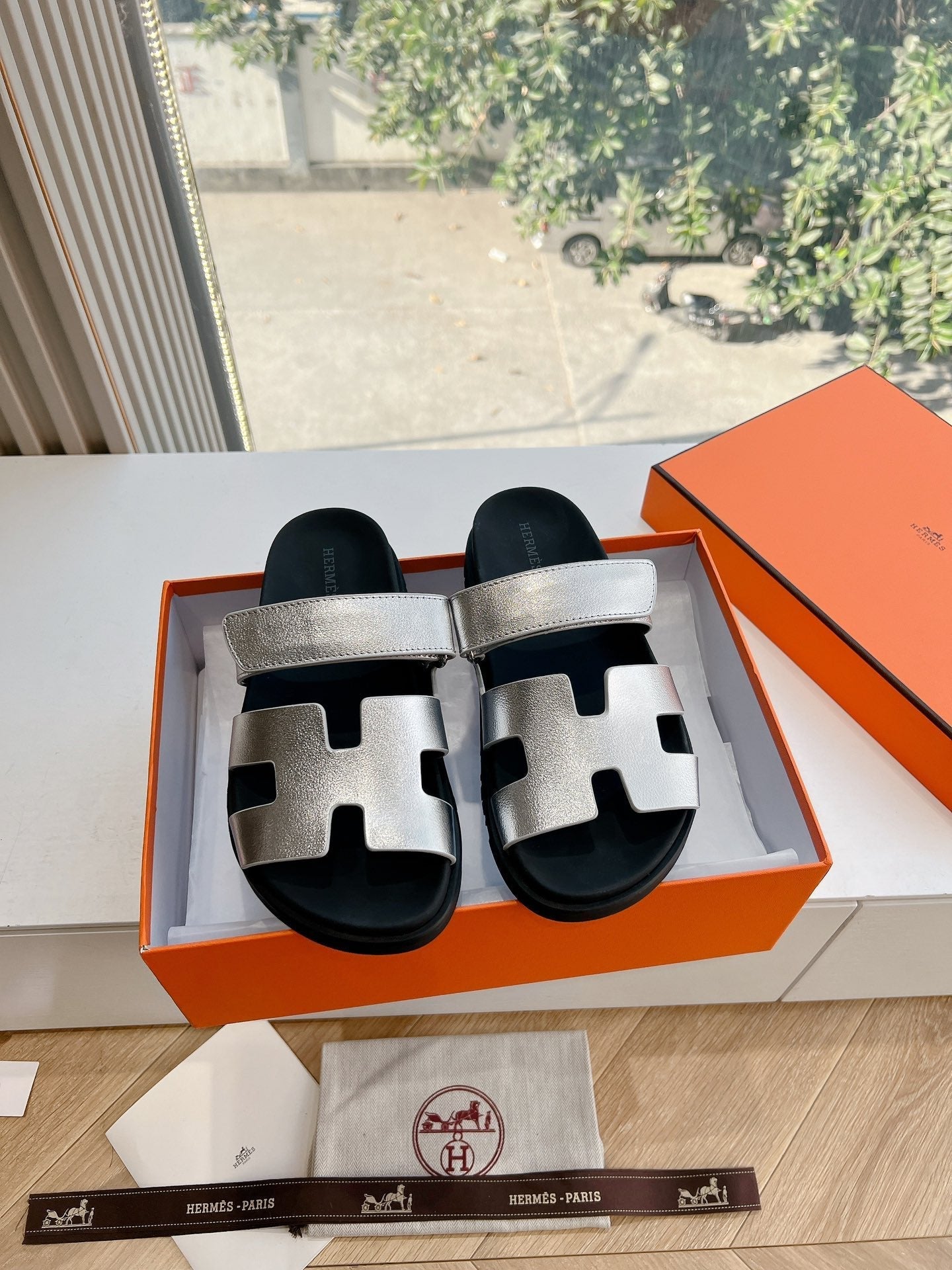 CHYPRE SANDAL IN SILVER METALLIC CALFSKIN、mysite、Cacoeks