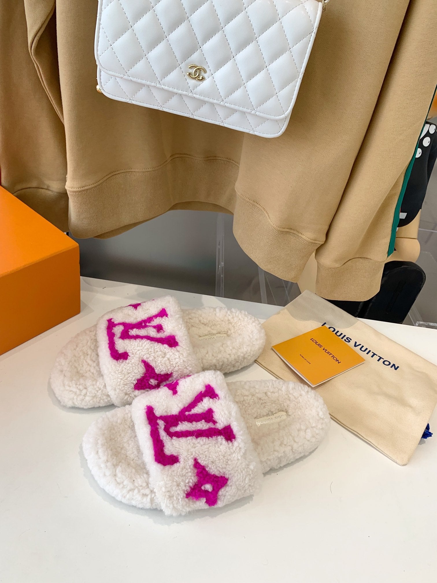 LV WOMEN'S PASEO FLAT SLIPPER IN WHITE FLEECE WITH PINK LOGO、mysite、Cacoeks
