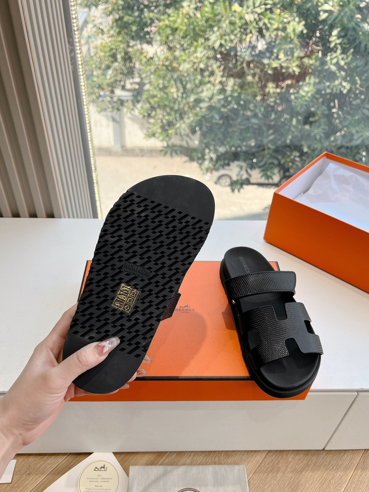 CHYPRE SANDAL IN BLACK SHINY GRAINED CALFSKIN、mysite、Cacoeks