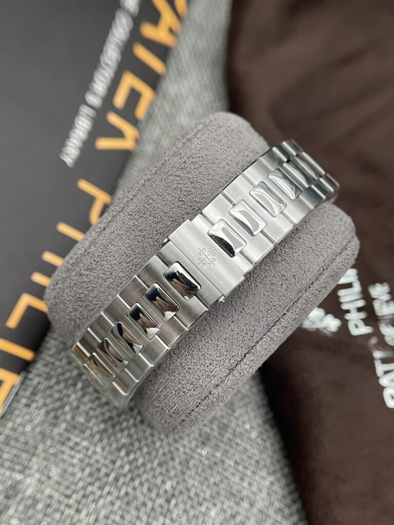 Đồng Hồ Patek Philippe Nautilus 5726 Fake 11 (1)