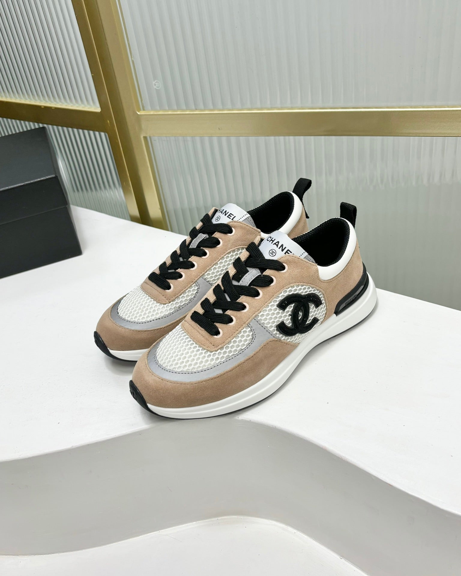 SNEAKER IN TAN BROWN SUEDE AND GREY BREATHABLE MESH、mysite、Cacoeks