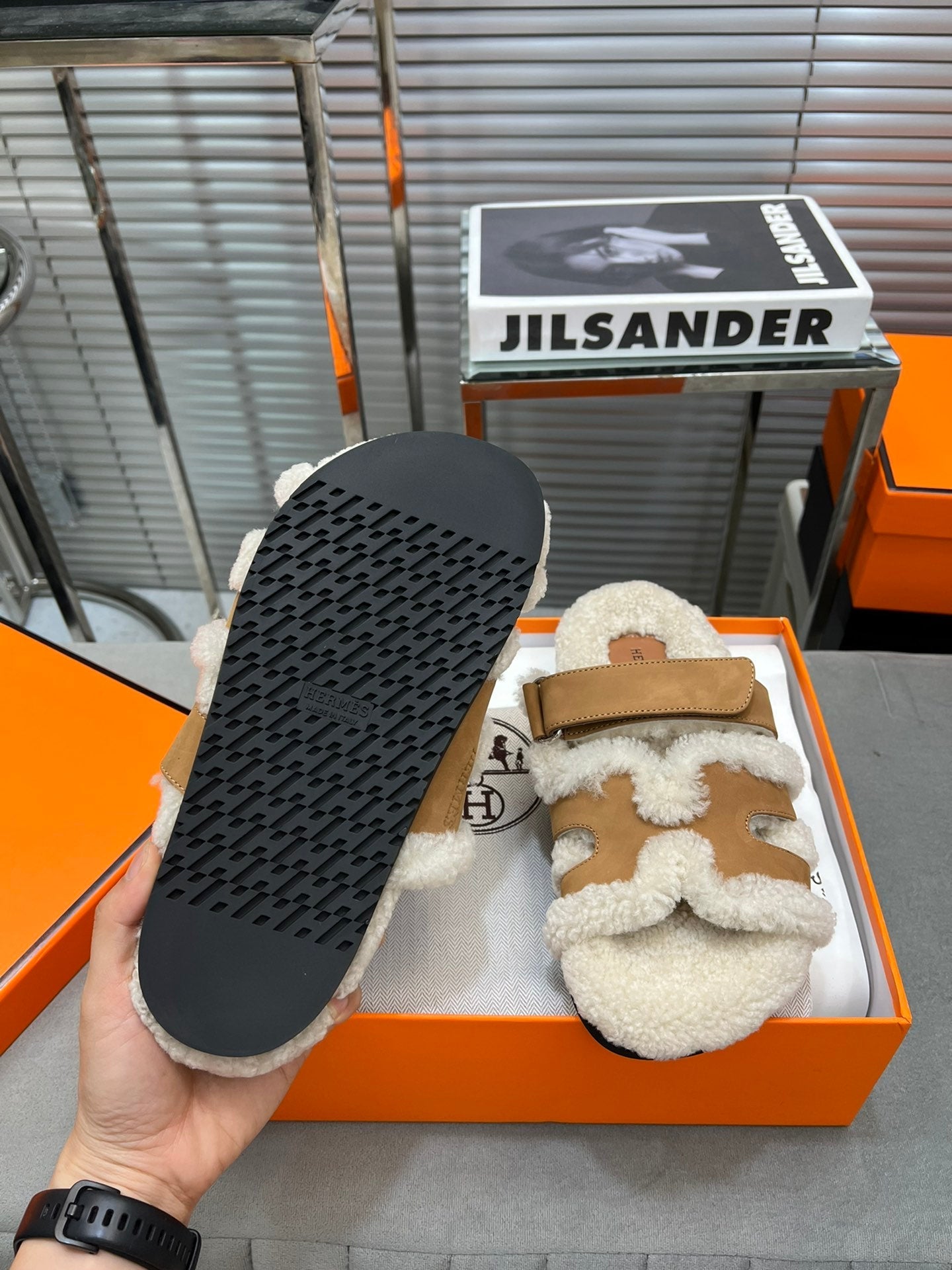 CHYPRE SLIPPERS IN BEIGE LAMB WOOL AND PERU BROWN SUEDE、mysite、Cacoeks