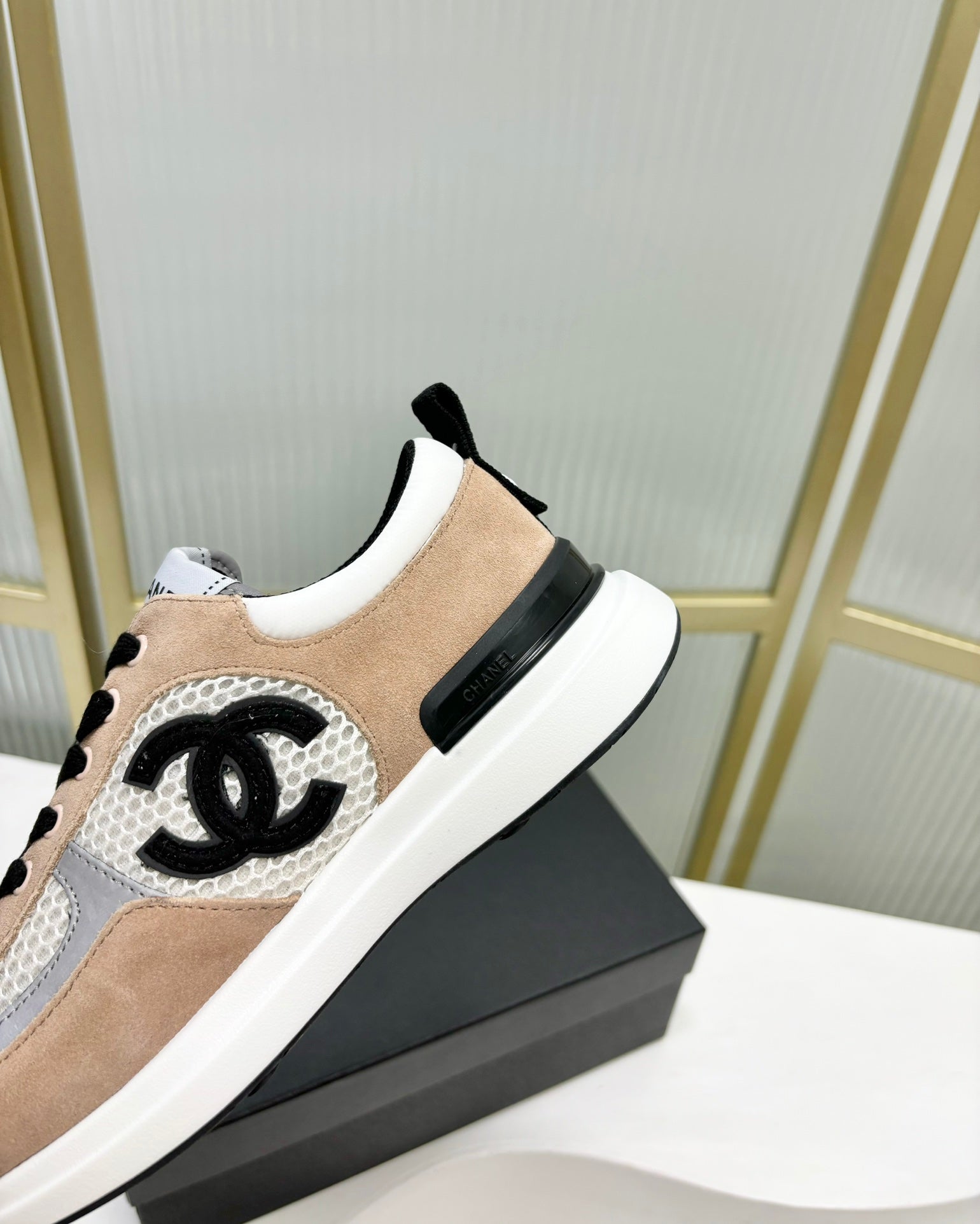 SNEAKER IN TAN BROWN SUEDE AND GREY BREATHABLE MESH、mysite、Cacoeks