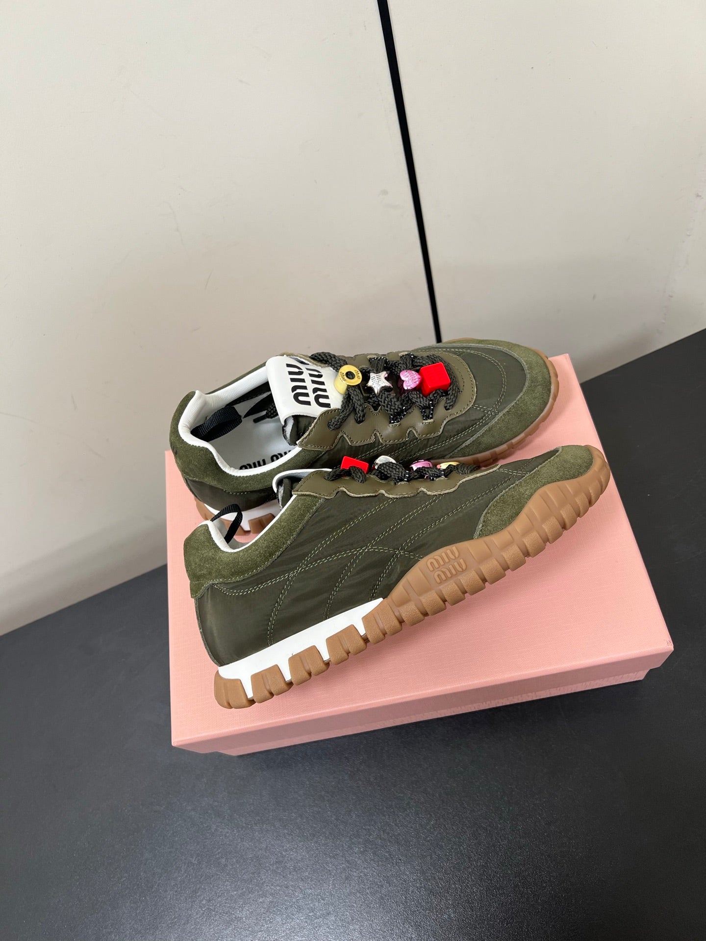 TYRE SNEAKERS IN DARK GREEN TECHNICAL FABRIC AND SUEDE WITH STICKER、mysite、Cacoeks