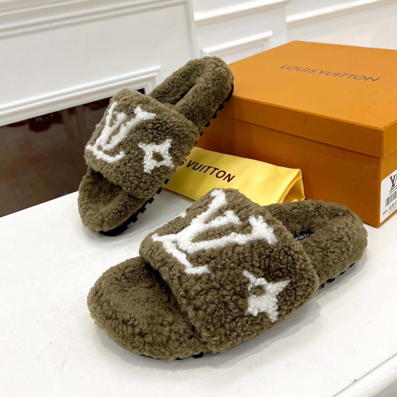 LV FLAT SLIPPER IN ARMY GREEN MIX WHITE SHEARLING、mysite、Cacoeks