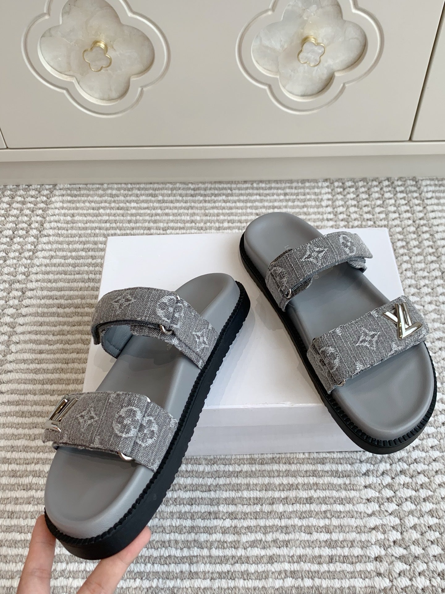 LV TWO-STRAP SANDALS 25S IN GREY DENIM AND CALFSKIN WITH SILVER HARDWARE、mysite、Cacoeks