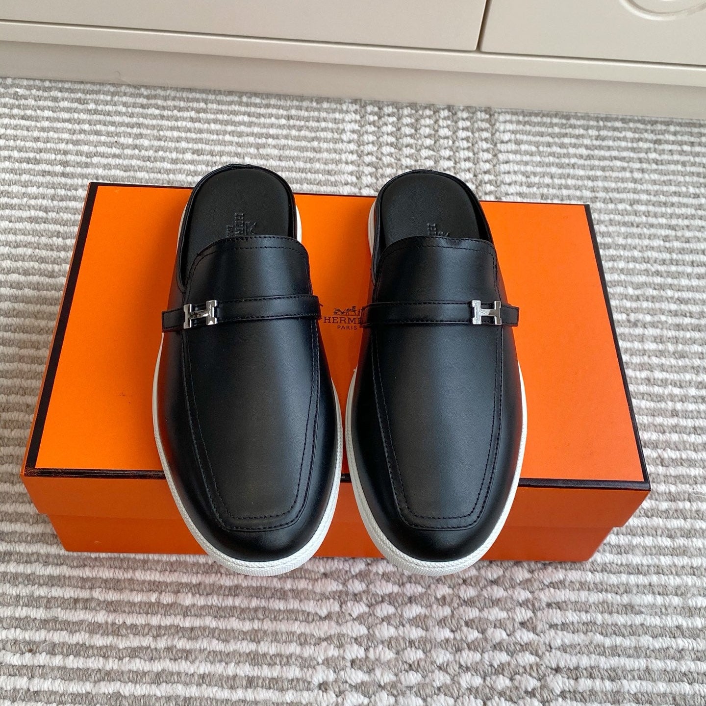 HM 25S MULES IN BLACK LAMBSKIN WITH SILVER HARDWARE、mysite、Cacoeks