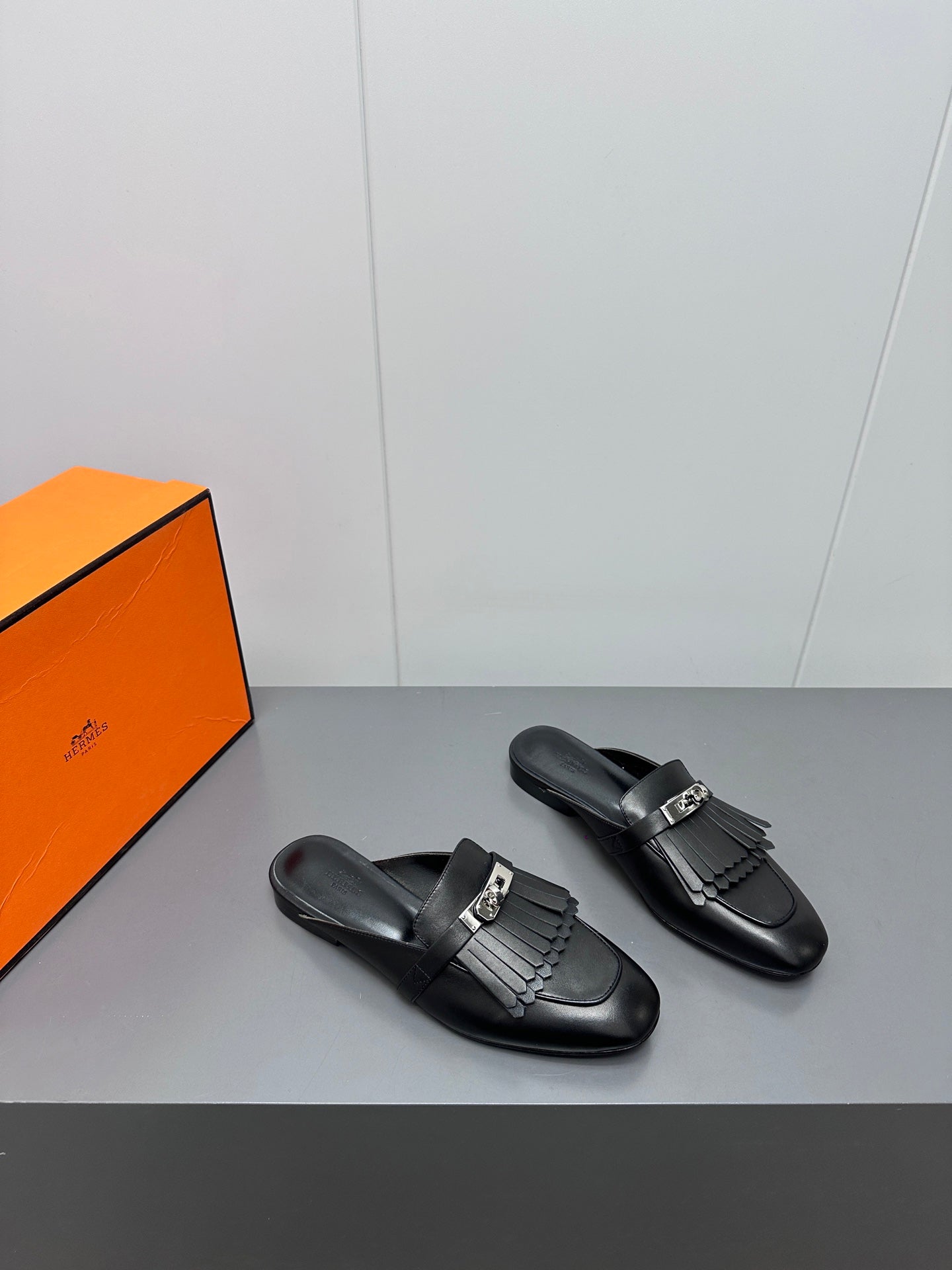 0Z MULE IN BLACK LAMBSKIN WITH FRINGE DETAIL、mysite、Cacoeks