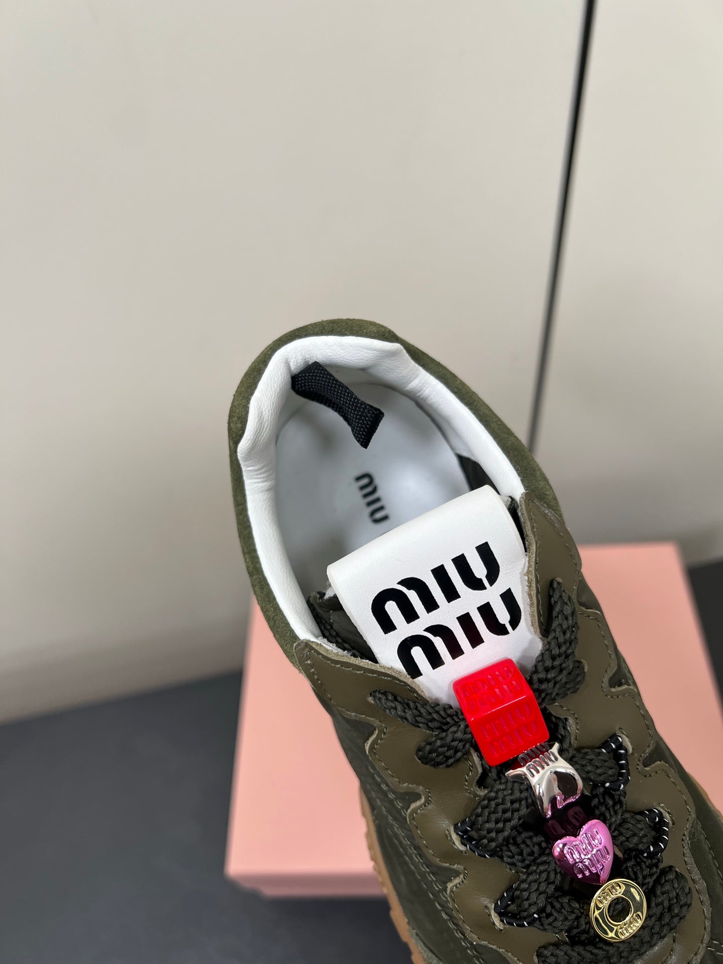 TYRE SNEAKERS IN DARK GREEN TECHNICAL FABRIC AND SUEDE WITH STICKER、mysite、Cacoeks