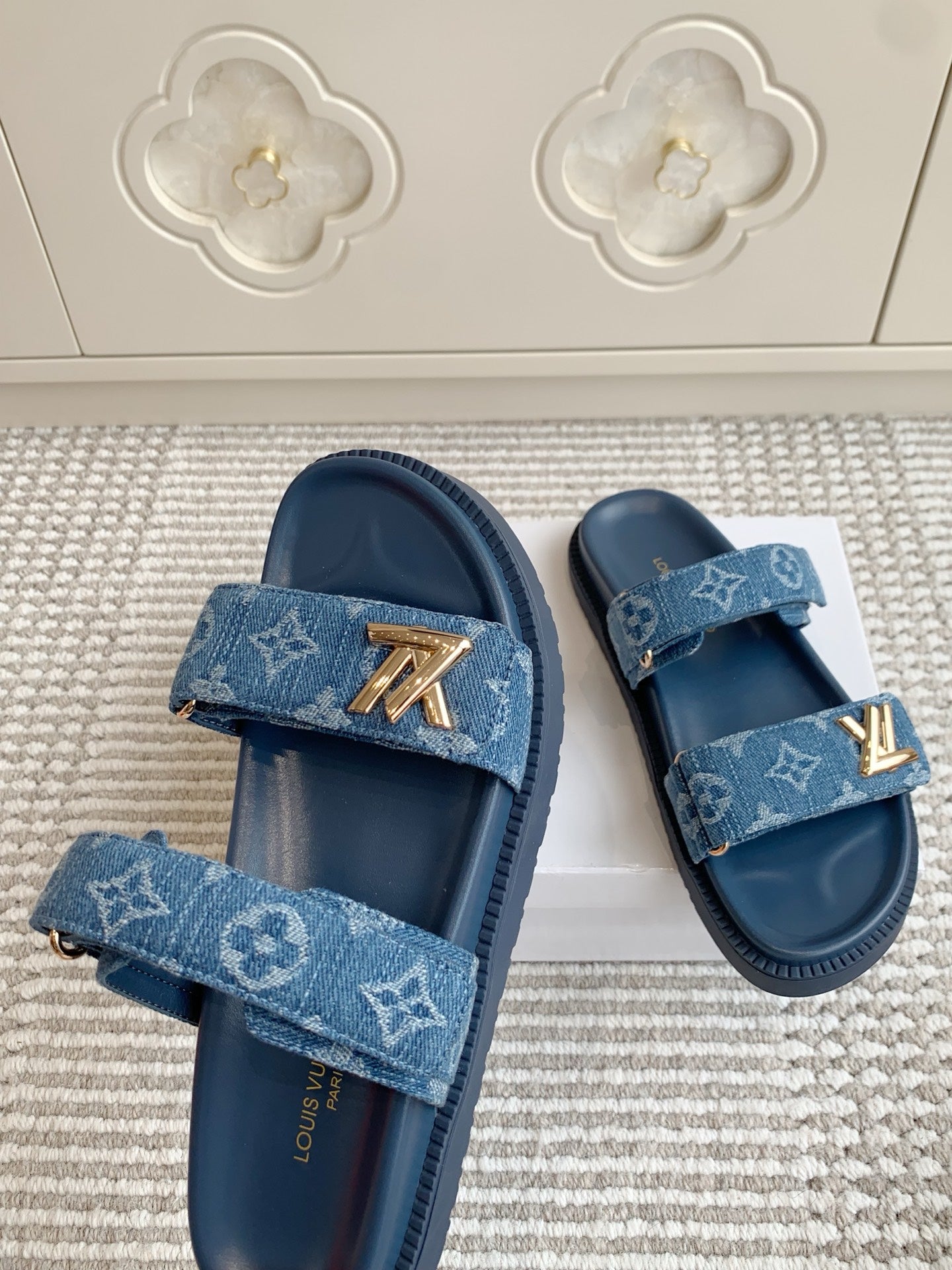 LV TWO-STRAP SANDALS 25S IN BLUE DENIM AND CALFSKIN WITH GOLD HARDWARE、mysite、Cacoeks
