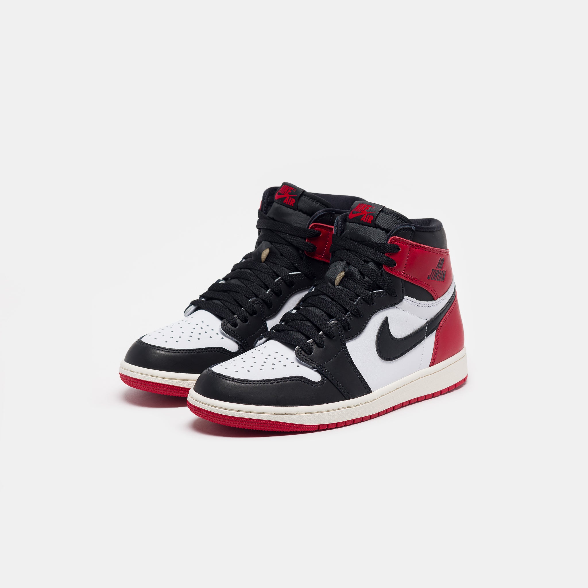 Air Jordan 1 Retro High OG Sneaker in White/Black/Varsity Red/Sail