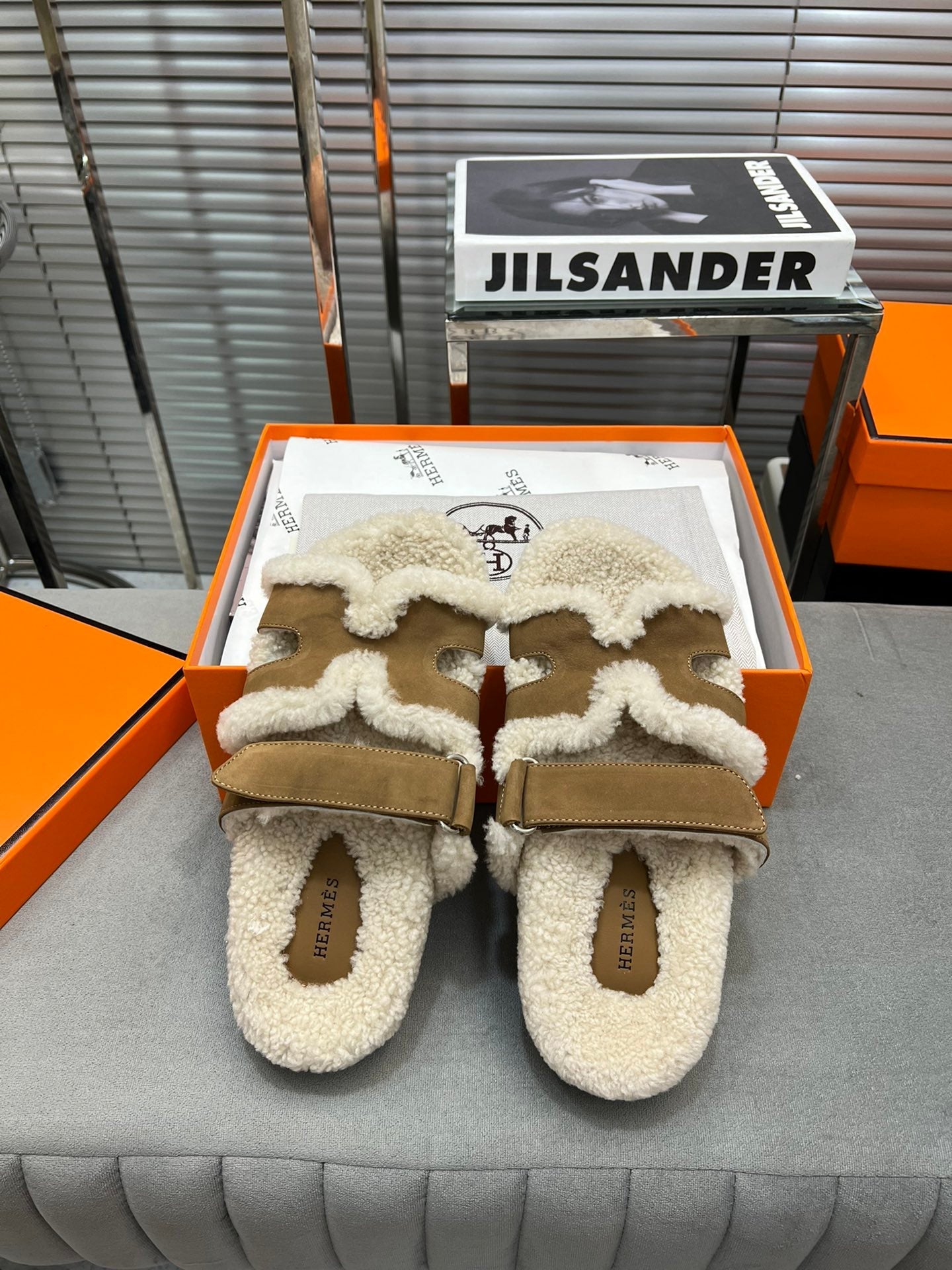 CHYPRE SLIPPERS IN BEIGE LAMB WOOL AND LIGHT FRENCH BEIGE SUEDE、mysite、Cacoeks