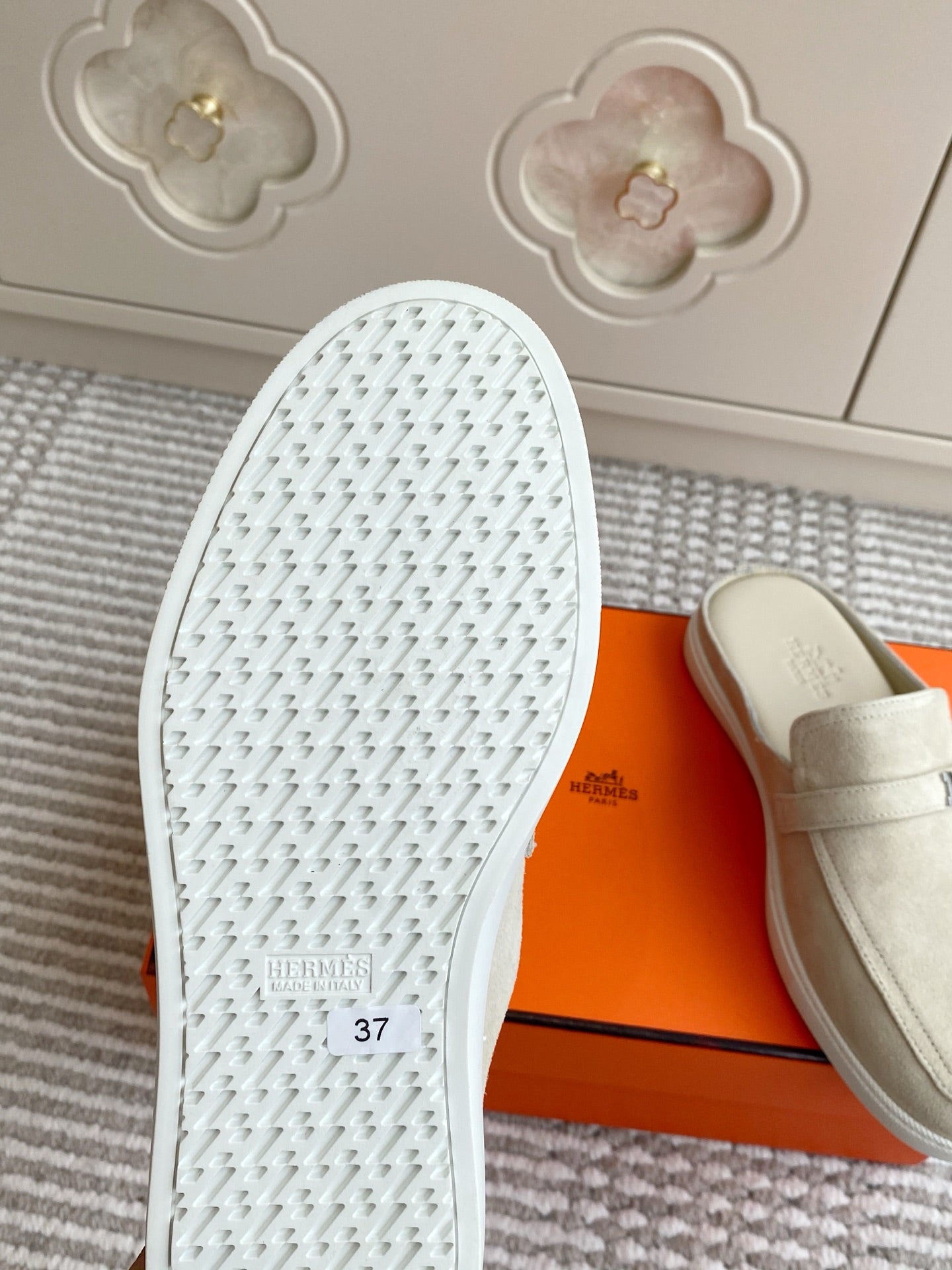 HM 25S MULES IN CREAM WHITE SUEDE WITH SILVER HARDWARE、mysite、Cacoeks