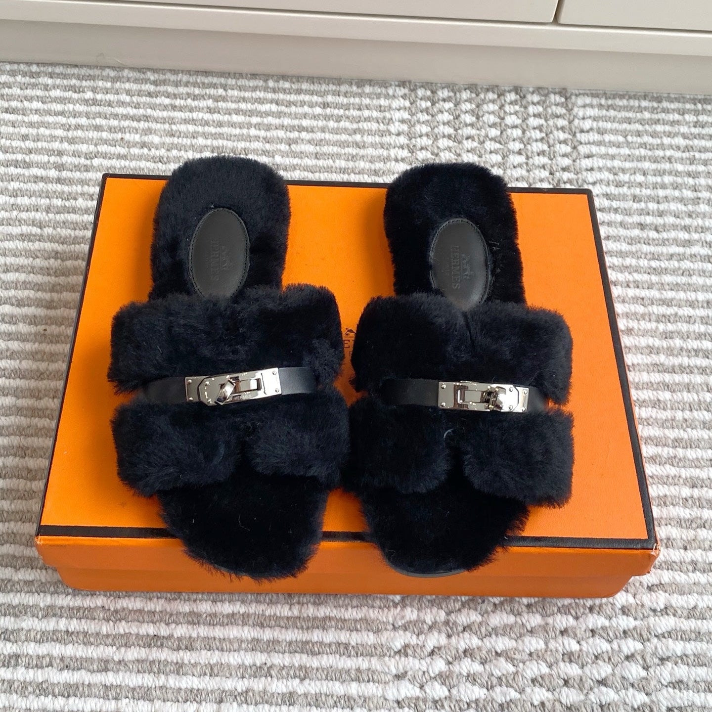 HM 25S ECLAIR SANDAL IN BLACK SHEARLING WITH SILVER HARDWARE、mysite、Cacoeks