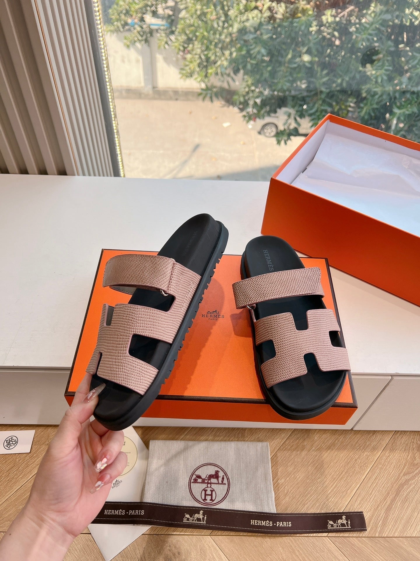 CHYPRE SANDAL IN PEACH PINK SHINY GRAINED CALFSKIN、mysite、Cacoeks