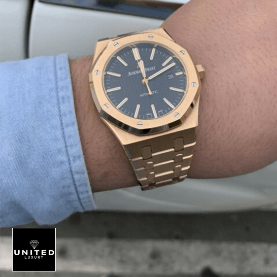 Audemars Piguet Royal Oak 15400OR.OO.1220OR.03 Replica Audemars Piguet Royal Oak 15400OR.OO_.1220OR.03 Pink Gold Blue Dial Replica on the wrist