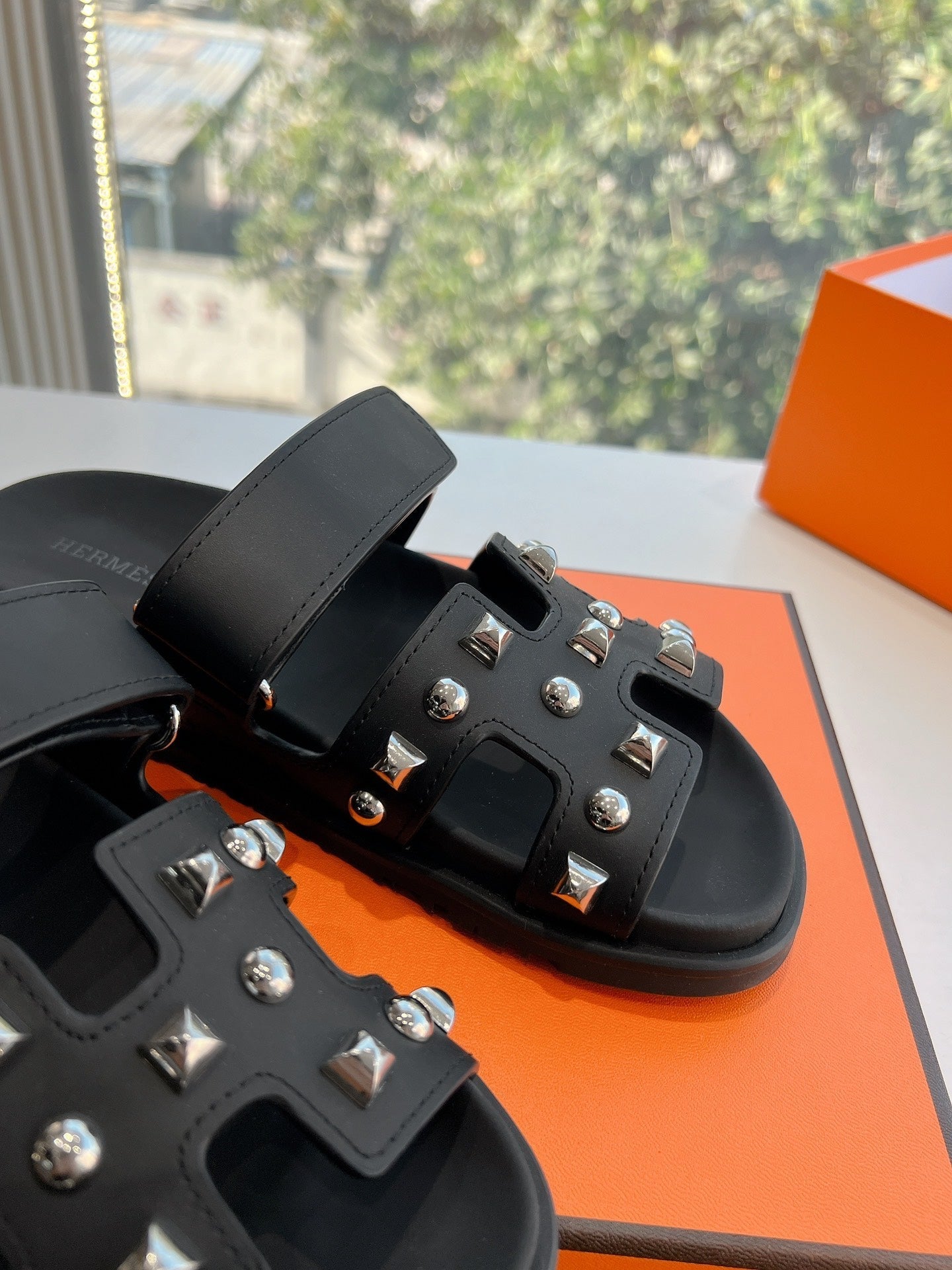 CHYPRE SANDAL IN BLACK CALFSKIN WITH STUDS、mysite、Cacoeks