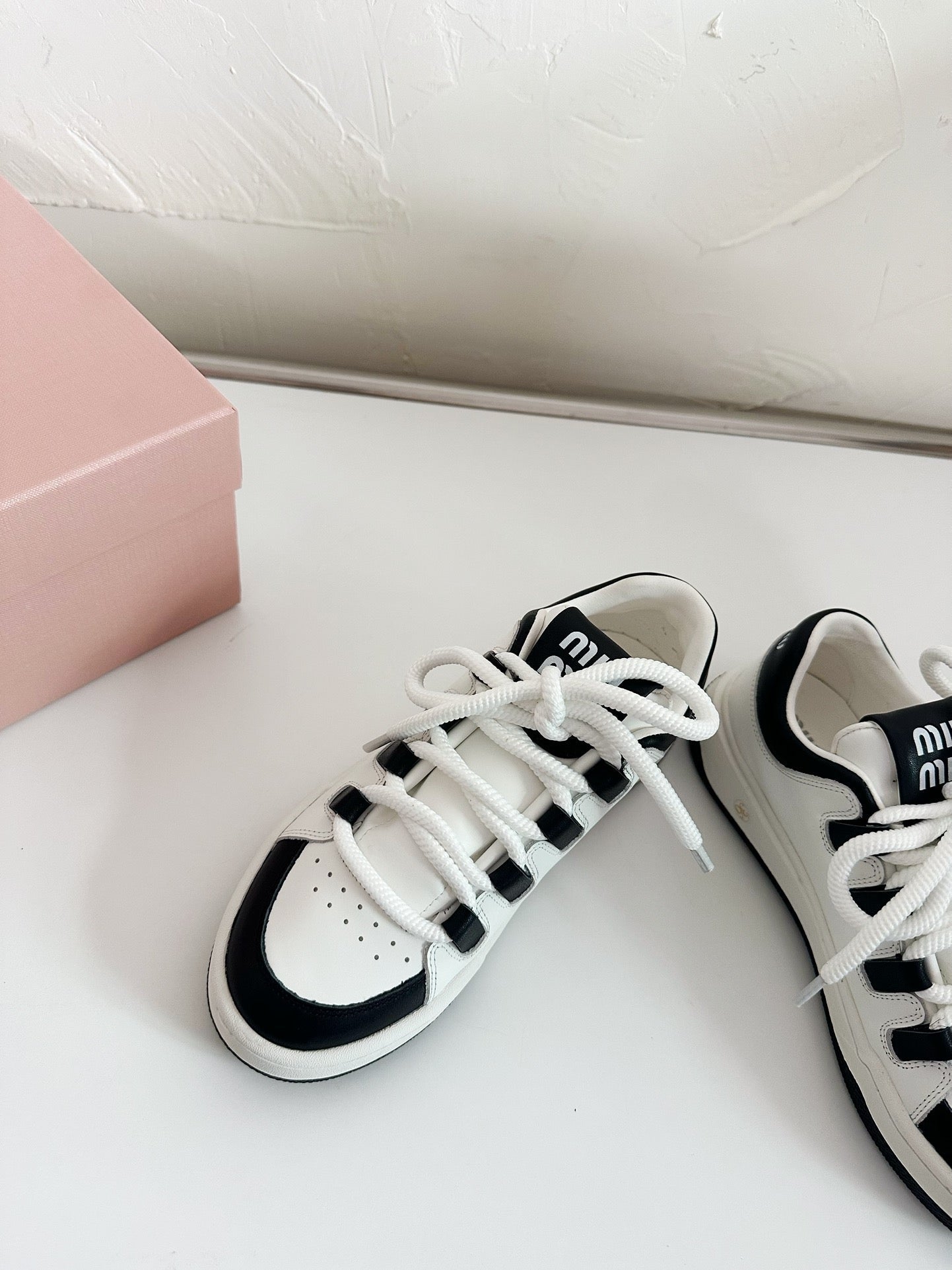 SNEAKERS SIMPLE DESIGN IN BLACK MIX WHITE SHEEPSKIN、mysite、Cacoeks