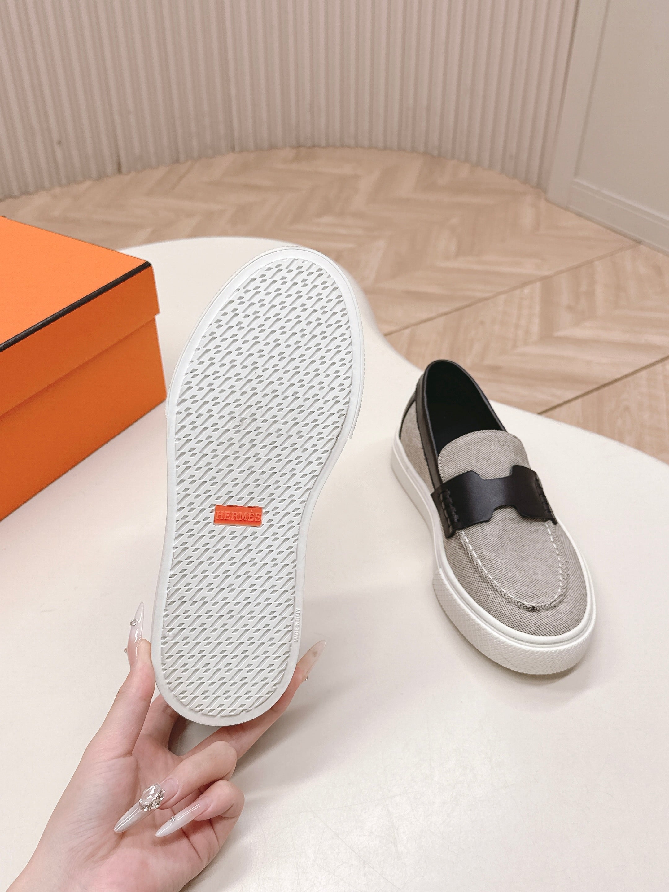 HM 25S SLIP-ON IN LIGHT GREY CANVAS AND BLACK LAMBSKIN、mysite、Cacoeks