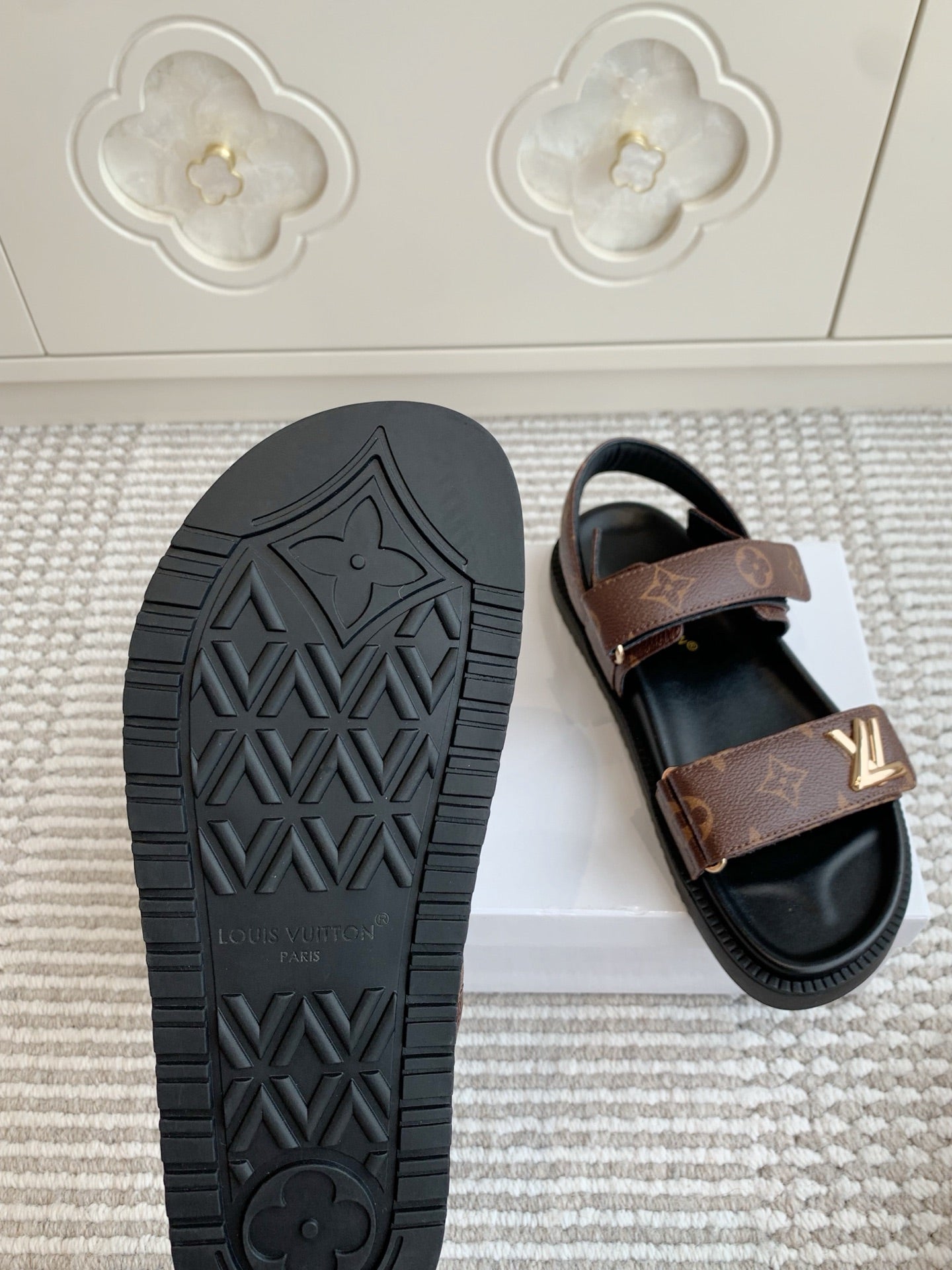 LV SANDALS 25S IN BROWN MIX BLACK CALFSKIN WITH GOLD HARDWARE、mysite、Cacoeks