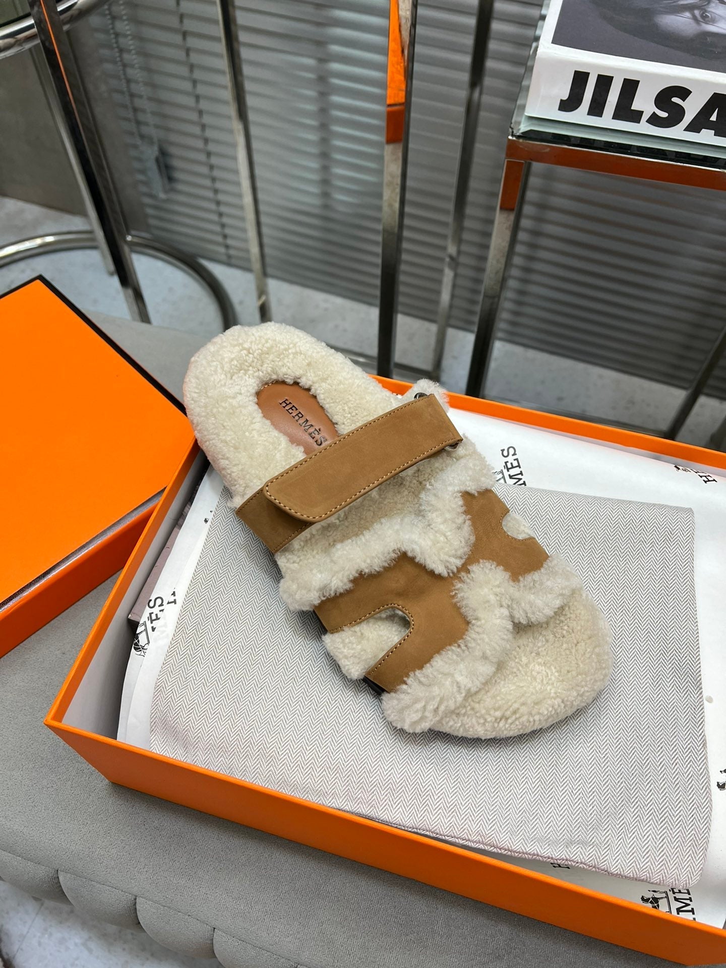 CHYPRE SLIPPERS IN BEIGE LAMB WOOL AND PERU BROWN SUEDE、mysite、Cacoeks