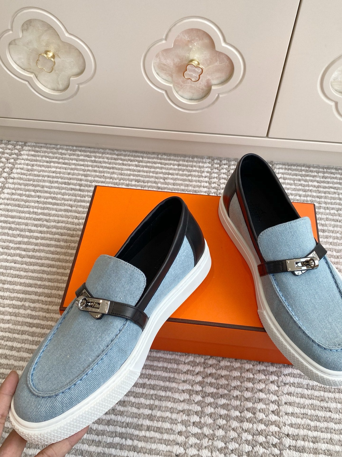 HM 25S SLIP-ON IN SKY BLUE CANVAS AND BLACK LAMBSKIN WITH SILVER HARDWARE、mysite、Cacoeks