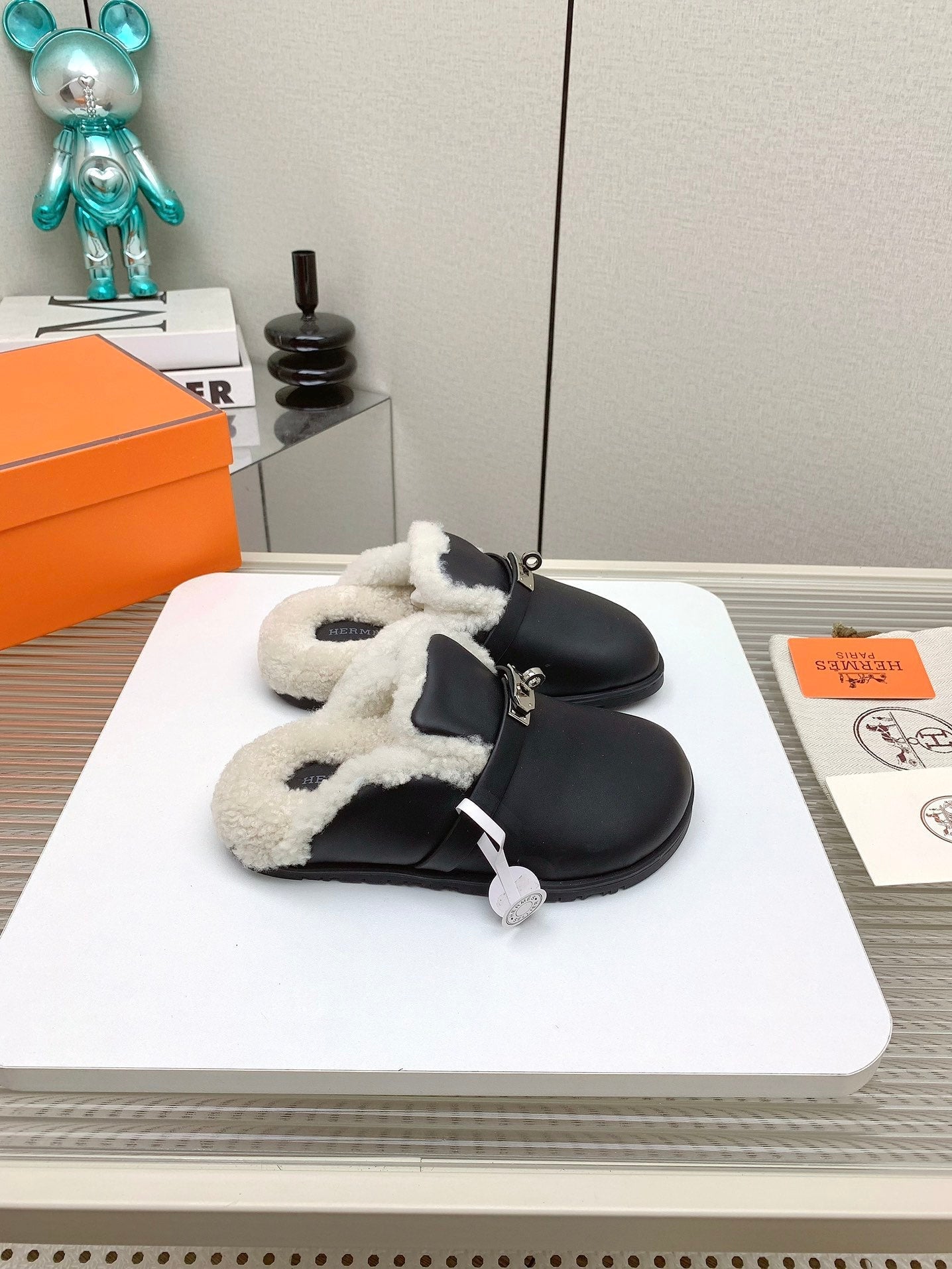 SLIP-ON MULE IN BLACK CALFSKIN AND SHEARLING LINING、mysite、Cacoeks