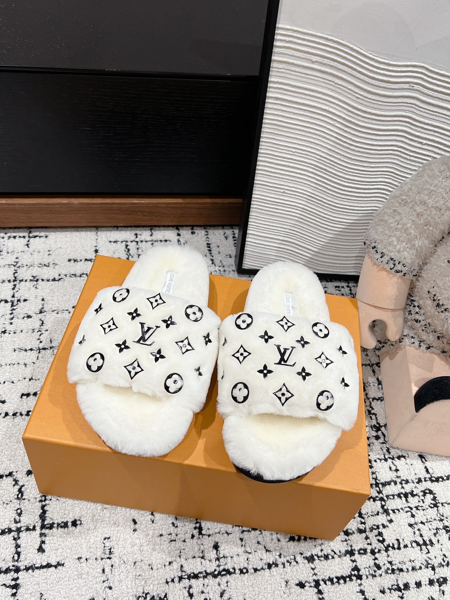 SLIPPER IN WHITE WOOL WITH BLACK LOGO、mysite、Cacoeks
