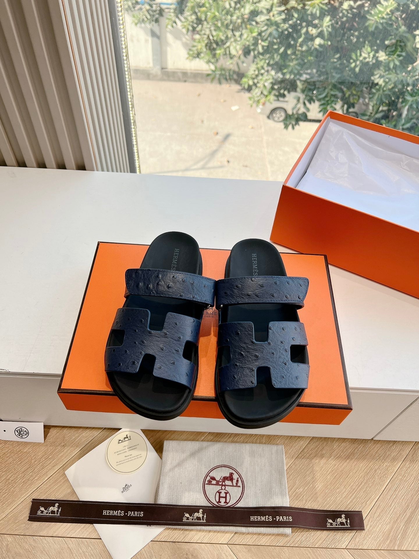 CHYPRE SANDAL IN BLACK GRAINED CALFSKIN、mysite、Cacoeks