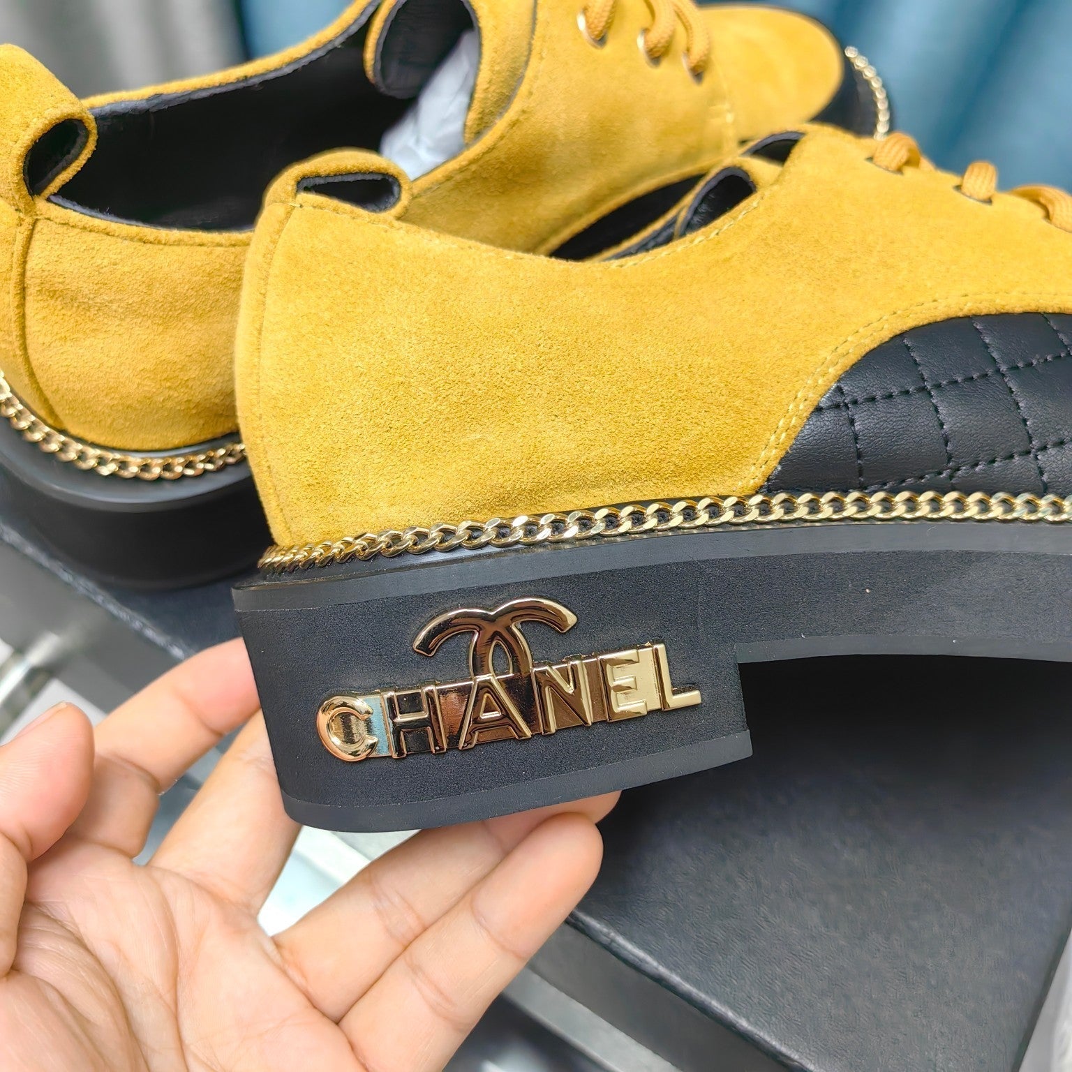 OXFORD SHOES IN GOLD YELLOW SUEDE AND BLACK SHEEPSKIN、mysite、Cacoeks