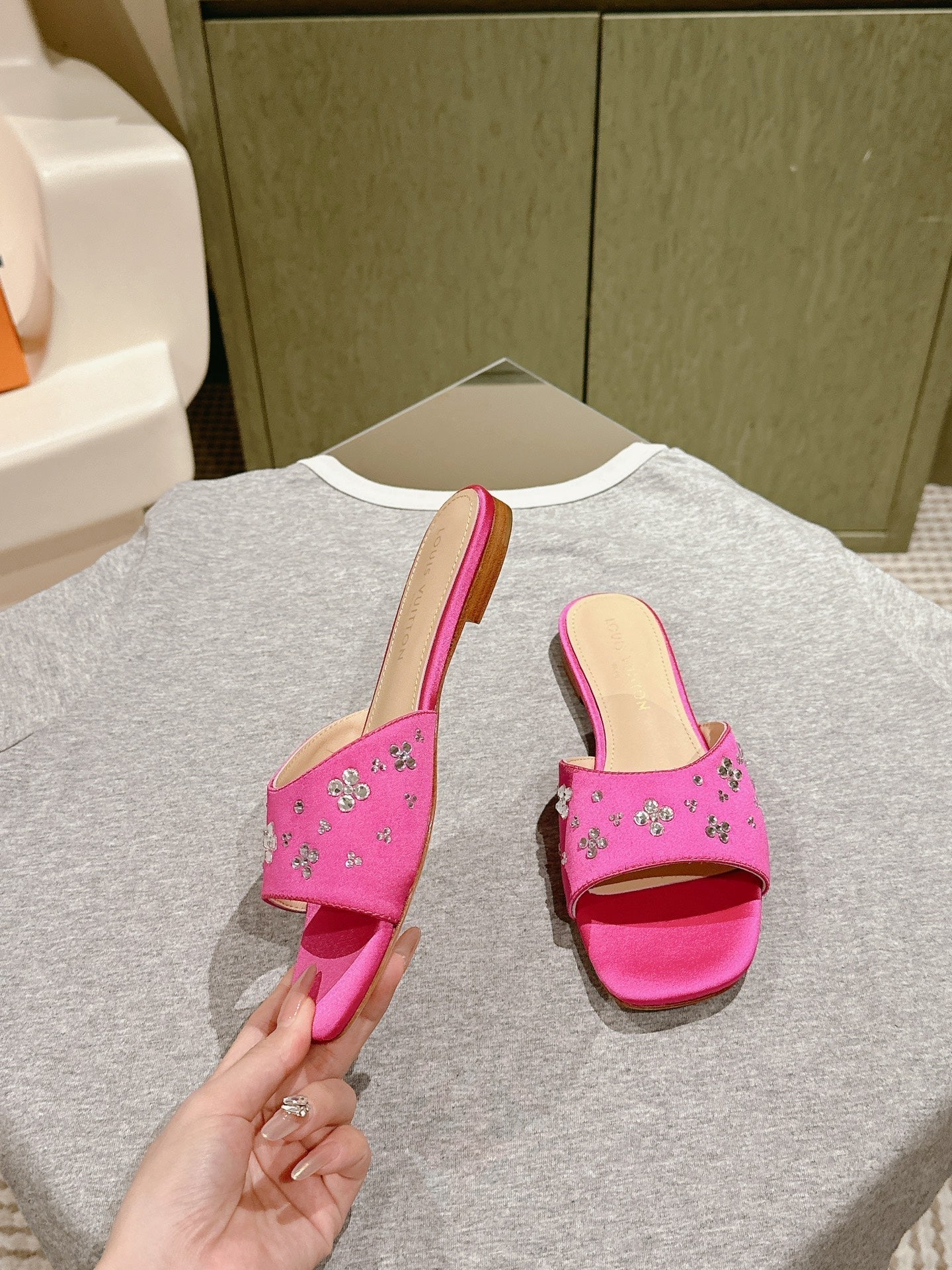 LV WOMEN FLAT MULE IN DEEP PINK SATIN WITH RHINESTONE、mysite、Cacoeks
