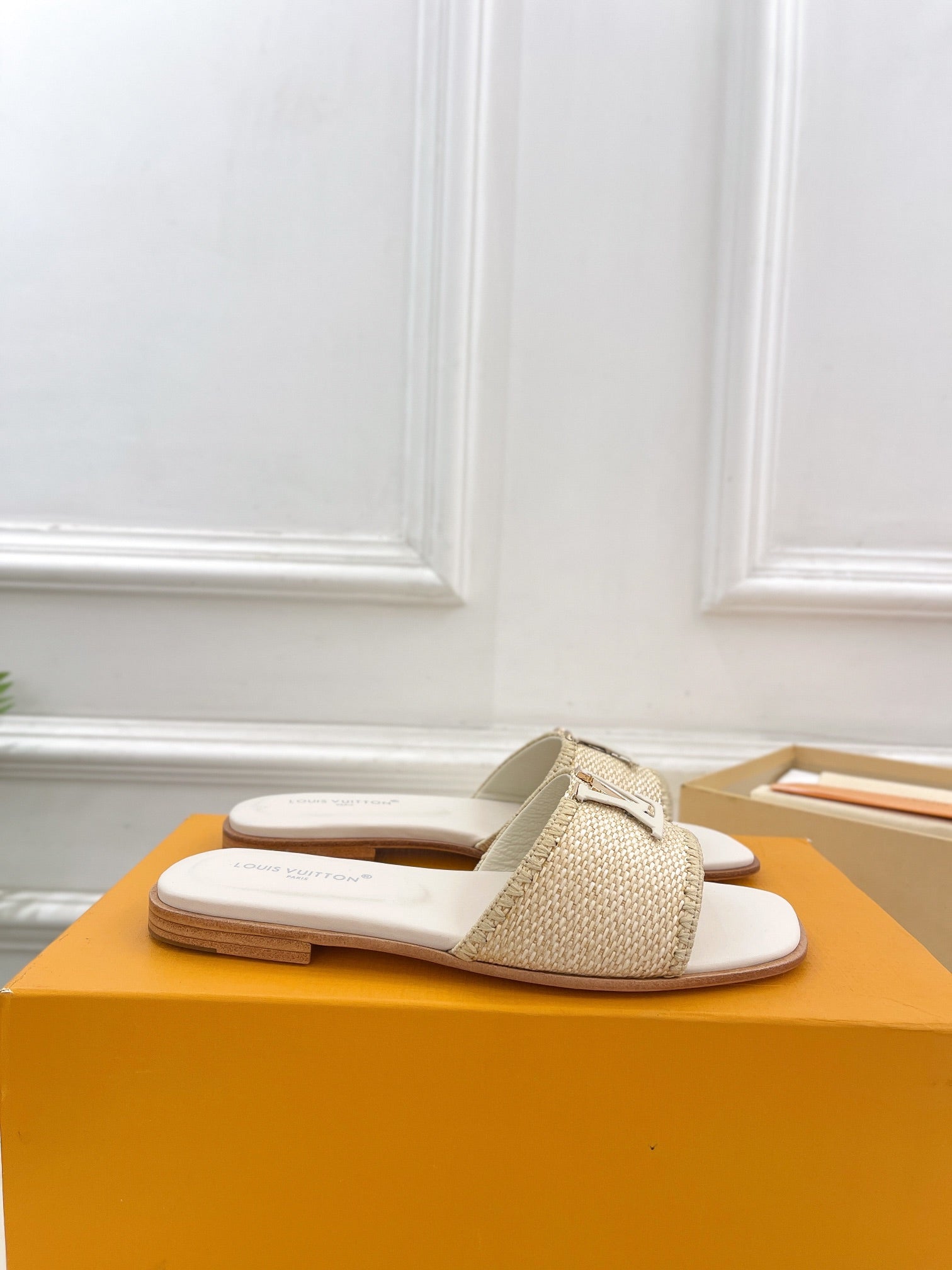 LV WOMEN CAPRI FLAT MULES IN BEIGE LEATHER AND RAFFIA、mysite、Cacoeks