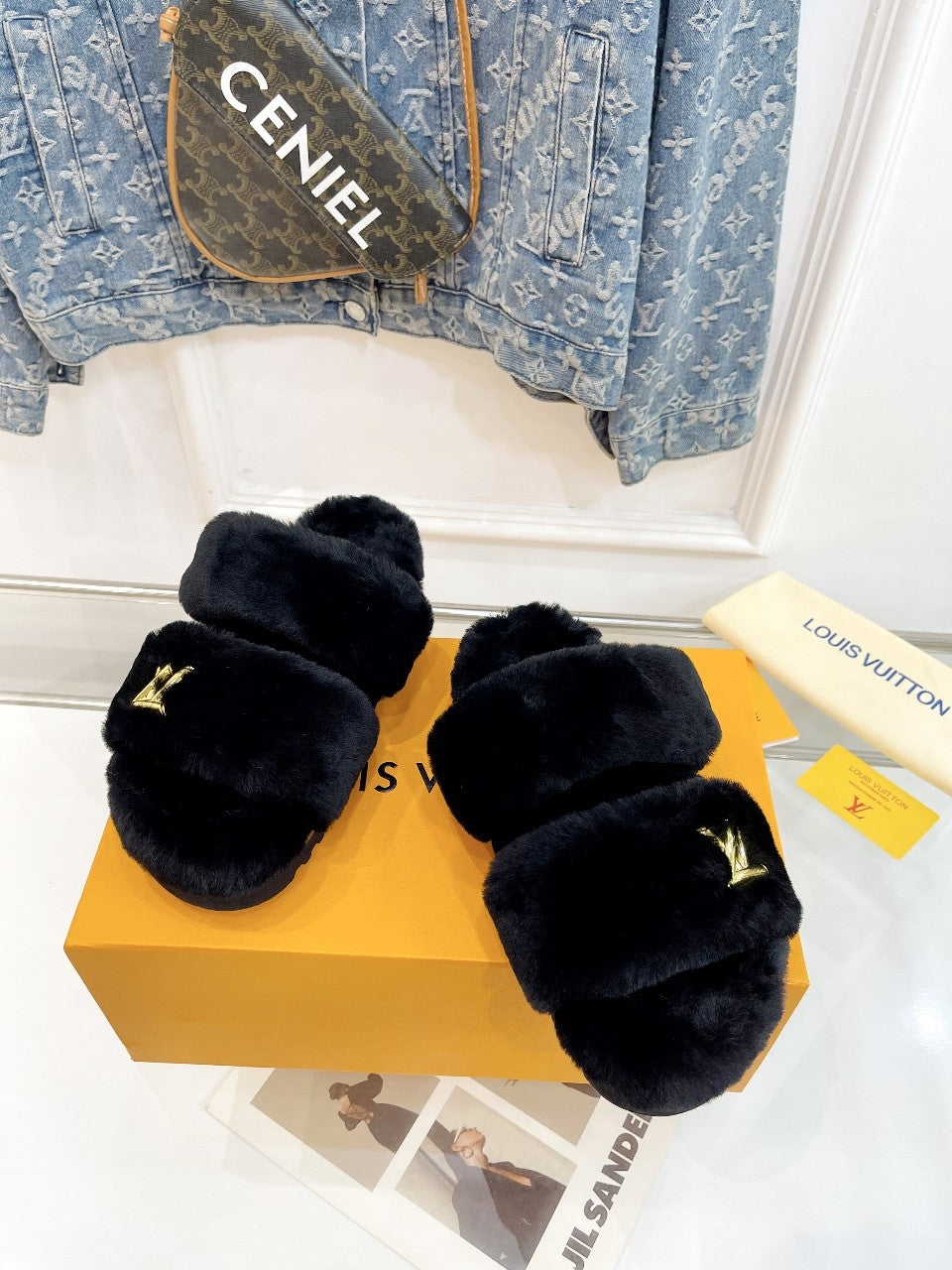 HALF MULE SLIPPERS IN BLACK FLEECE FEATURING METALLIC LOGO、mysite、Cacoeks