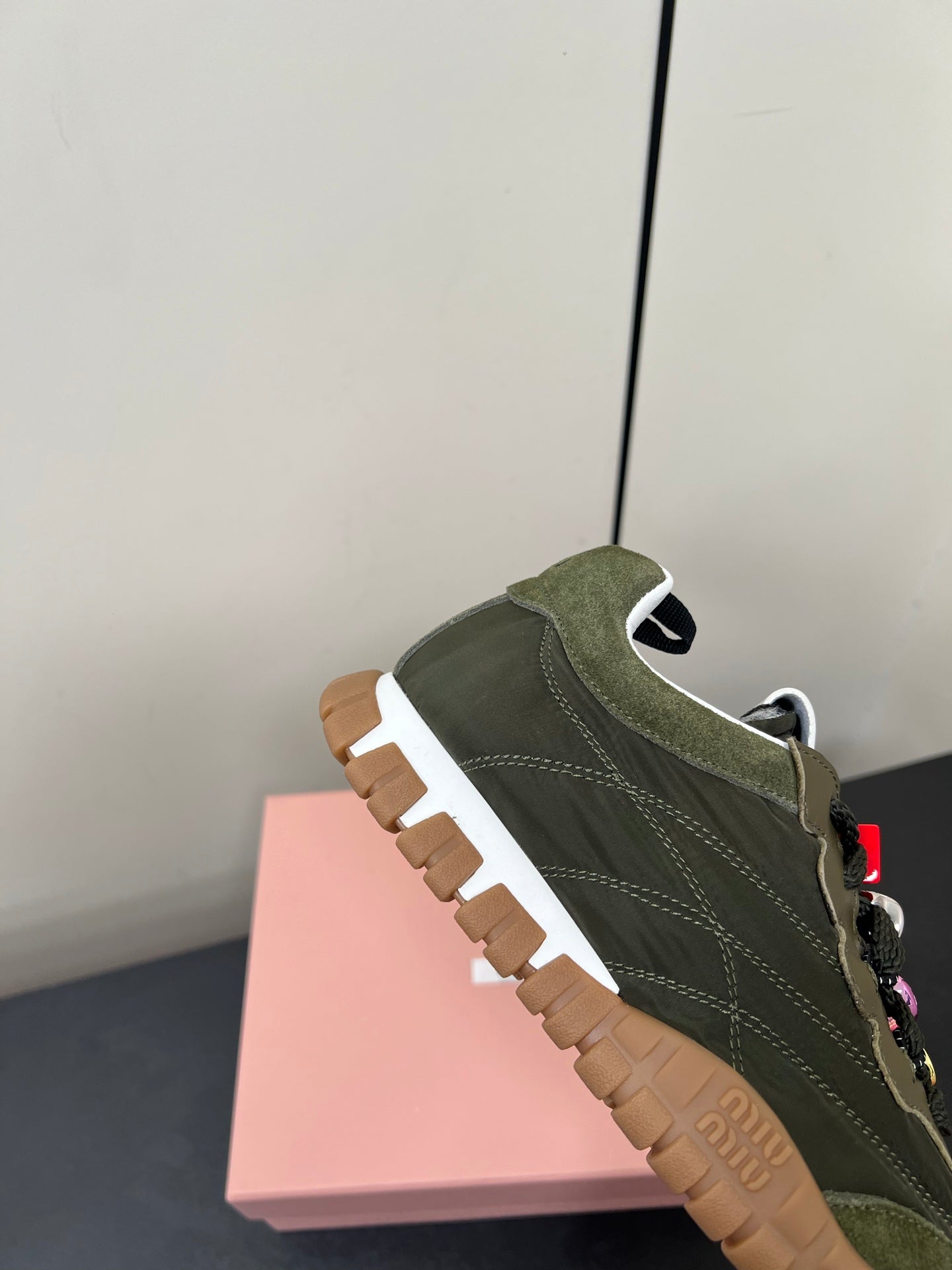 TYRE SNEAKERS IN DARK GREEN TECHNICAL FABRIC AND SUEDE WITH STICKER、mysite、Cacoeks